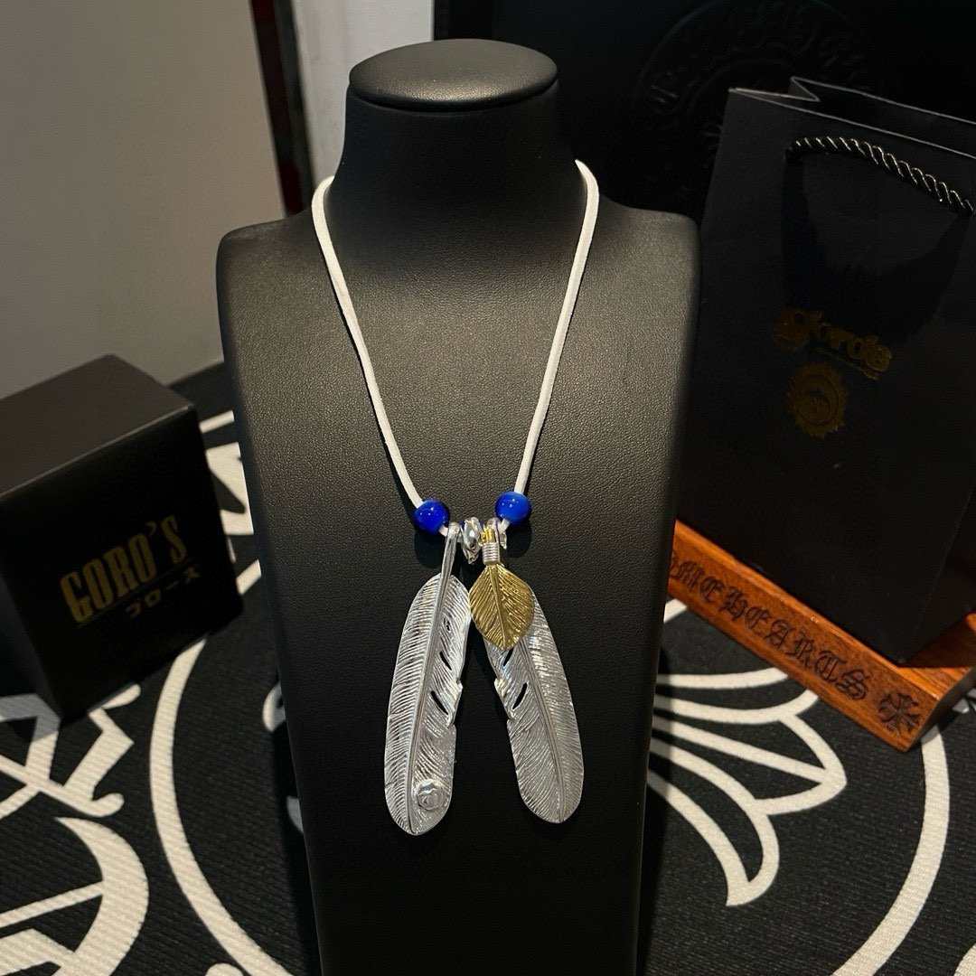 批💰155  【新品上架】Goro&rsquo;s高桥吾郎银羽毛吊坠，经典鹿皮绳琉璃项链，顶级版本，认准独家拍摄，主攻高端市场 ，快手/ins/小红书热门款，绝对区别普通版本！图片产品细节与ZP一致！原版制作工艺 精工品质 纯手工打造 ～正品开模💝潮流时尚必备 男女均可佩戴 情侣款同款 摇滚朋克泰银风格 复古元素 潮流百搭 官网同款❤️