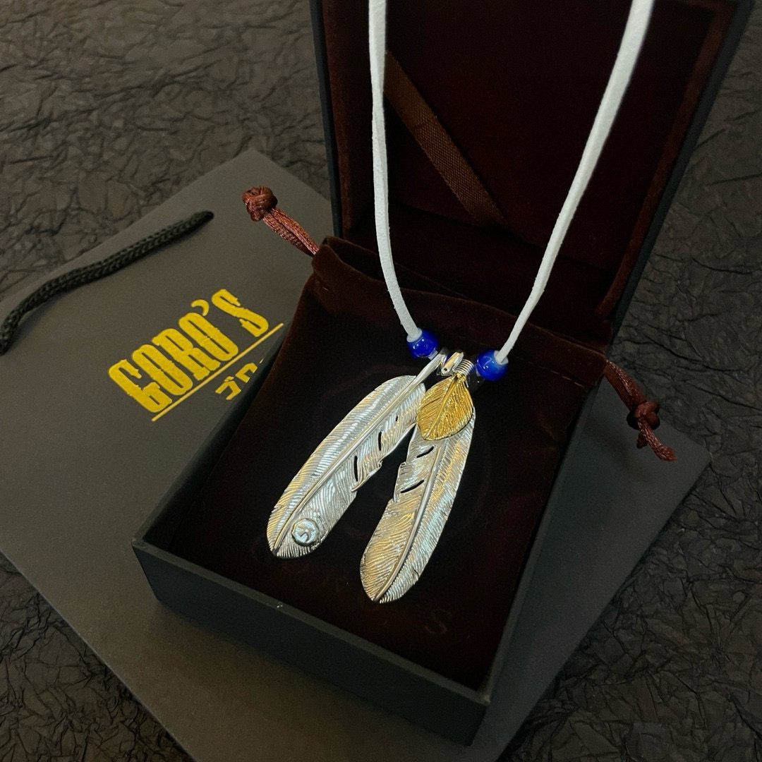 批💰155  【新品上架】Goro&rsquo;s高桥吾郎银羽毛吊坠，经典鹿皮绳琉璃项链，顶级版本，认准独家拍摄，主攻高端市场 ，快手/ins/小红书热门款，绝对区别普通版本！图片产品细节与ZP一致！原版制作工艺 精工品质 纯手工打造 ～正品开模💝潮流时尚必备 男女均可佩戴 情侣款同款 摇滚朋克泰银风格 复古元素 潮流百搭 官网同款❤️