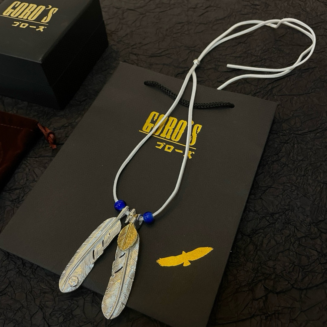 批💰155  【新品上架】Goro&rsquo;s高桥吾郎银羽毛吊坠，经典鹿皮绳琉璃项链，顶级版本，认准独家拍摄，主攻高端市场 ，快手/ins/小红书热门款，绝对区别普通版本！图片产品细节与ZP一致！原版制作工艺 精工品质 纯手工打造 ～正品开模💝潮流时尚必备 男女均可佩戴 情侣款同款 摇滚朋克泰银风格 复古元素 潮流百搭 官网同款❤️