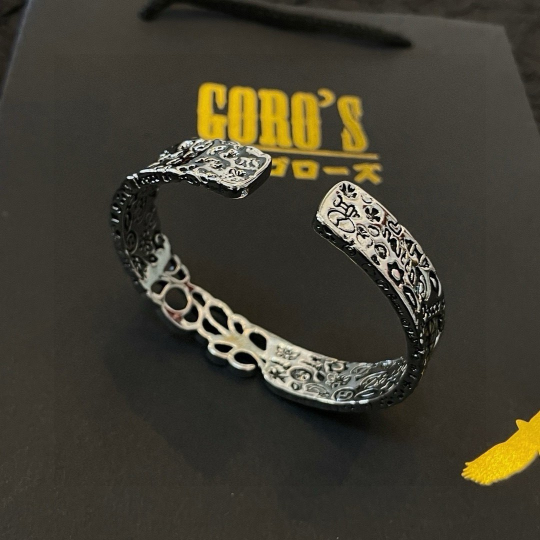 批💰115 【新品上架】Goro&rsquo;s高桥吾郎开口手镯，顶级版本 认准独家拍摄 主攻高端市场 绝对区别普通版本！图片产品细节与ZP一致！原版制作工艺 精工品质 纯手工打造 ～正品开模💝潮流时尚必备 男女均可佩戴 情侣款同款 摇滚朋克泰银风格 复古元素 潮流百搭 官网同款❤️