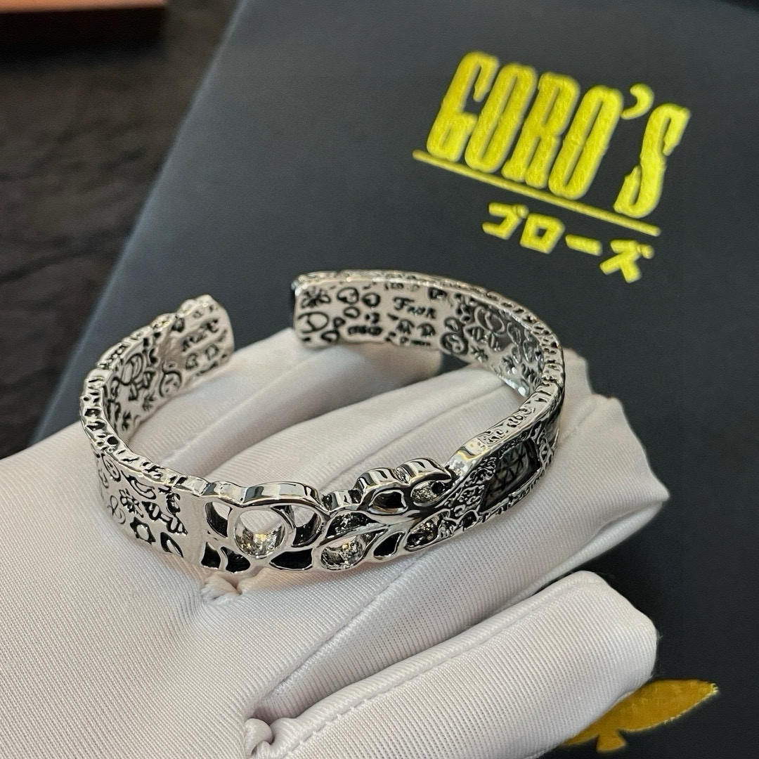 批💰115 【新品上架】Goro&rsquo;s高桥吾郎开口手镯，顶级版本 认准独家拍摄 主攻高端市场 绝对区别普通版本！图片产品细节与ZP一致！原版制作工艺 精工品质 纯手工打造 ～正品开模💝潮流时尚必备 男女均可佩戴 情侣款同款 摇滚朋克泰银风格 复古元素 潮流百搭 官网同款❤️