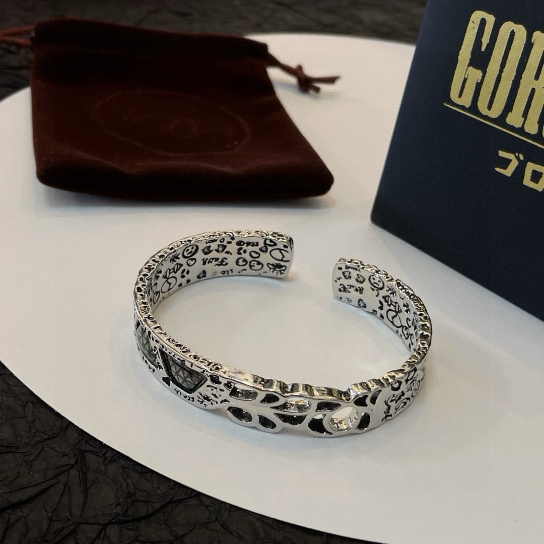 批💰115 【新品上架】Goro&rsquo;s高桥吾郎开口手镯，顶级版本 认准独家拍摄 主攻高端市场 绝对区别普通版本！图片产品细节与ZP一致！原版制作工艺 精工品质 纯手工打造 ～正品开模💝潮流时尚必备 男女均可佩戴 情侣款同款 摇滚朋克泰银风格 复古元素 潮流百搭 官网同款❤️