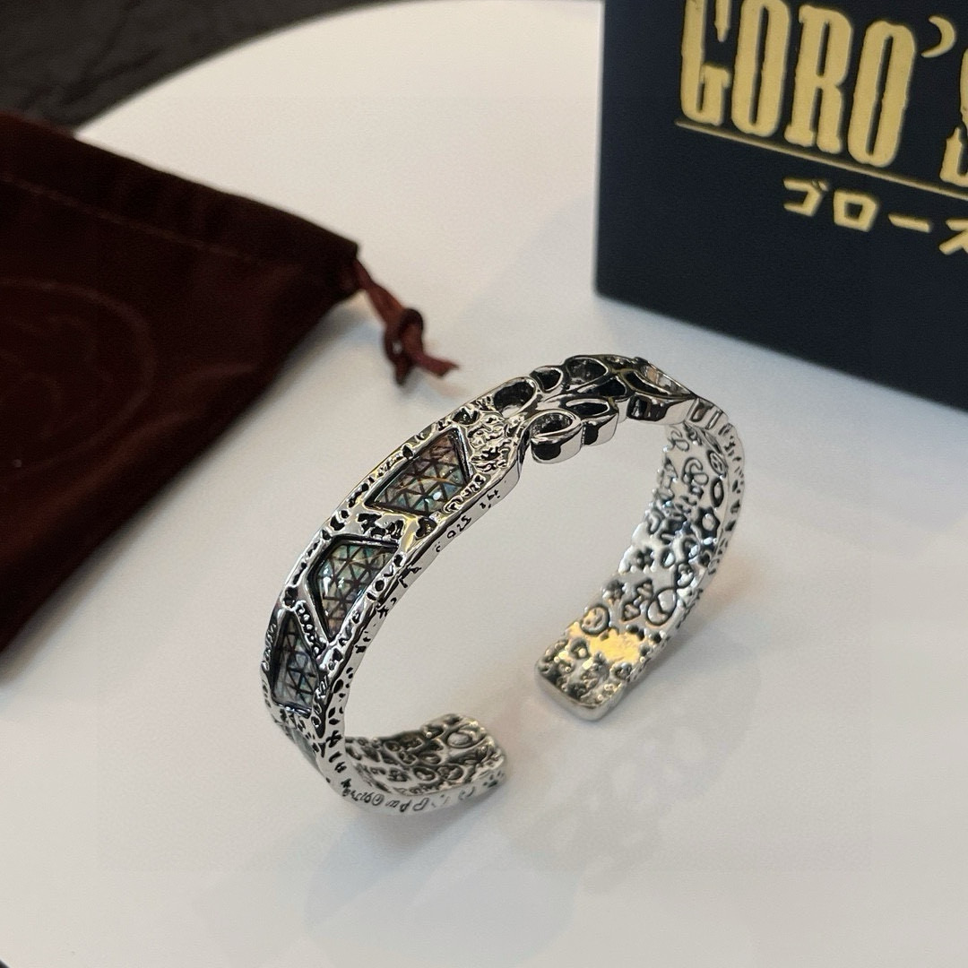 批💰115 【新品上架】Goro&rsquo;s高桥吾郎开口手镯，顶级版本 认准独家拍摄 主攻高端市场 绝对区别普通版本！图片产品细节与ZP一致！原版制作工艺 精工品质 纯手工打造 ～正品开模💝潮流时尚必备 男女均可佩戴 情侣款同款 摇滚朋克泰银风格 复古元素 潮流百搭 官网同款❤️