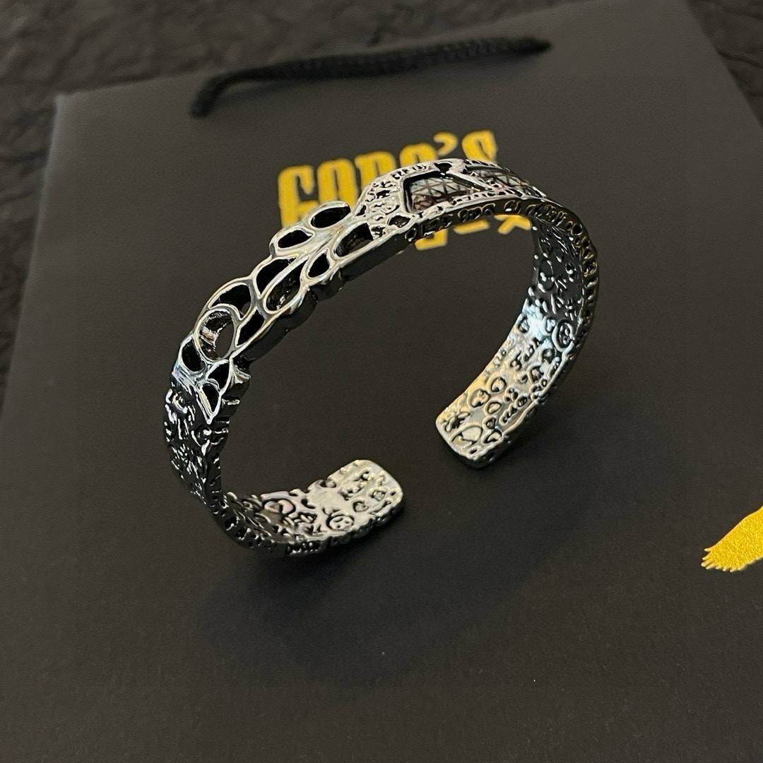 批💰115 【新品上架】Goro&rsquo;s高桥吾郎开口手镯，顶级版本 认准独家拍摄 主攻高端市场 绝对区别普通版本！图片产品细节与ZP一致！原版制作工艺 精工品质 纯手工打造 ～正品开模💝潮流时尚必备 男女均可佩戴 情侣款同款 摇滚朋克泰银风格 复古元素 潮流百搭 官网同款❤️
