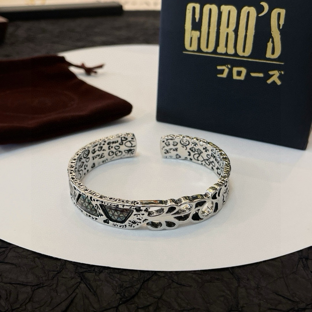 批💰115 【新品上架】Goro&rsquo;s高桥吾郎开口手镯，顶级版本 认准独家拍摄 主攻高端市场 绝对区别普通版本！图片产品细节与ZP一致！原版制作工艺 精工品质 纯手工打造 ～正品开模💝潮流时尚必备 男女均可佩戴 情侣款同款 摇滚朋克泰银风格 复古元素 潮流百搭 官网同款❤️