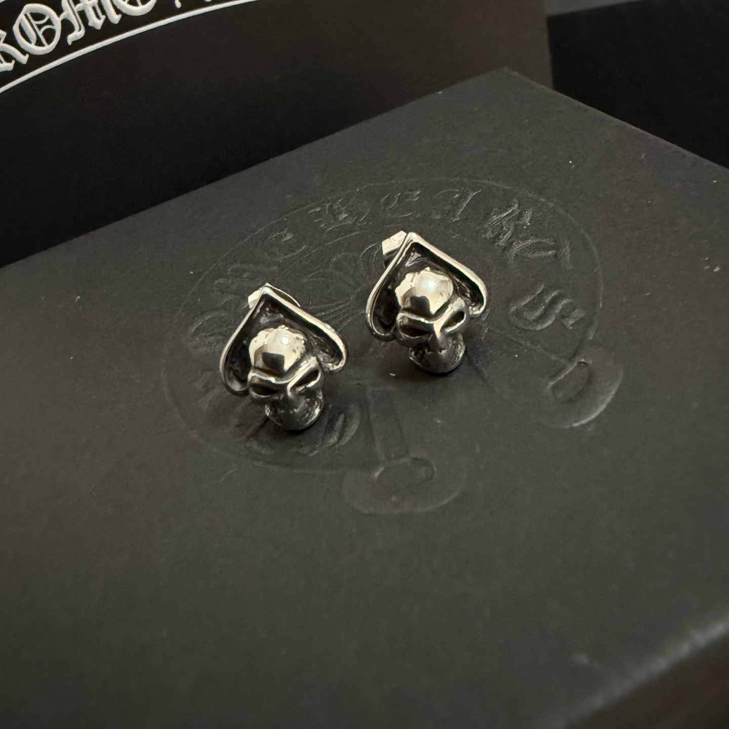 NO:664583,New [counter quality] Chrome Hearts skull earrings, imported electroplating technology, exquisite ~ authentic mold opening, trendy and fashionable must-have, can be worn by both men and women, same style for couples, rock punk Thai silver style, retro elements, trendy and versatile, same style as the official website, fine jewelry, chrome hearts, chrome hearts19860909新款【专柜品质】Chrome Hearts  克罗心骷髅头耳钉进口电镀工艺 精 ～正品开模潮流时尚必备 男女均可佩戴 情侣款同款 摇滚朋克泰银风格 复古元素 潮流百搭 官网同款,饰品精品,chrome hearts,chrome hearts,Jewelry