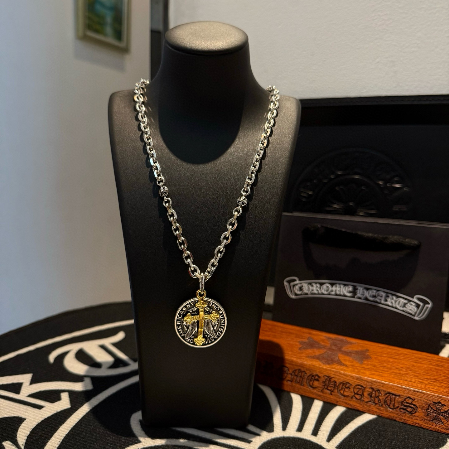 NO:664597,New [counter quality] Chrome Hearts classic retro cross flower ball necklace, medal cross pendant, concave and convex shapes with different pattern design styles, showing a distinctive cross. The Scout flower is the symbol of Chrome Hearts, so it is more durable. Genuine pattern-printed Chrome Hearts distinguishes the ordinary light version in the market. Match the version and standard quality. Look at the printing details, the degree of retro ash oxidation. Seiko version!  !  !  Purely handmade ~ Authentic open mold fashion essentials. Can be worn by both men and women. Same style for couples. Official website original. Rock punk Thai silver style. Retro elements. Trendy and versatile!  , jewelry boutique, chrome hearts, chrome hearts, necklace19860909新款【专柜品质】Chrome Hearts克罗心经典复古十字花球项链 圆牌十字架吊坠 凹凸造型不同的花纹设计风格 呈现出与众不同 十字架 童军花是克罗心的志 所以更经久不衰 正品打版Chrome Hearts克罗心 区别市场普通轻版 对版对标品质 看字印细节 复古做旧灰氧程度.精工版本！！！ 纯手工打造 ～正品开模潮流时尚必备 男女均可佩戴 情侣同款 官网原版 摇滚朋克泰银风格 复古元素 潮流百搭！,饰品精品,chrome hearts,chrome hearts,necklace,Jewelry