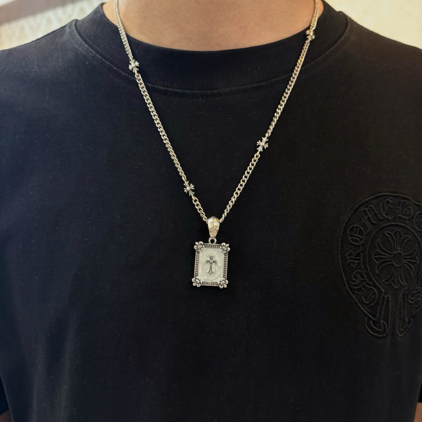 NO:664624,New [counter quality] Chrome Hearts classic retro cross necklace, square T-shaped frame pendant, concave and convex shapes with different pattern design styles, showing a distinctive cross. The Scout flower is the symbol of Chrome Hearts, so it is more durable. Genuine pattern-printed Chrome Hearts distinguishes the ordinary light version in the market. Match the version and standard quality. Look at the printing details, the degree of retro ash oxidation. Seiko version!  !  !  Purely handmade ~ Authentic open mold fashion essentials. Can be worn by both men and women. Same style for couples. Official website original. Rock punk Thai silver style. Retro elements. Trendy and versatile!  , jewelry boutique, chrome hearts, chrome hearts, necklace19860909新款【专柜品质】Chrome Hearts克罗心经典复古十字架项链 方牌丁字架吊坠 凹凸造型不同的花纹设计风格 呈现出与众不同 十字架 童军花是克罗心的志 所以更经久不衰 正品打版Chrome Hearts克罗心 区别市场普通轻版 对版对标品质 看字印细节 复古做旧灰氧程度.精工版本！！！ 纯手工打造 ～正品开模潮流时尚必备 男女均可佩戴 情侣同款 官网原版 摇滚朋克泰银风格 复古元素 潮流百搭！,饰品精品,chrome hearts,chrome hearts,necklace,Jewelry