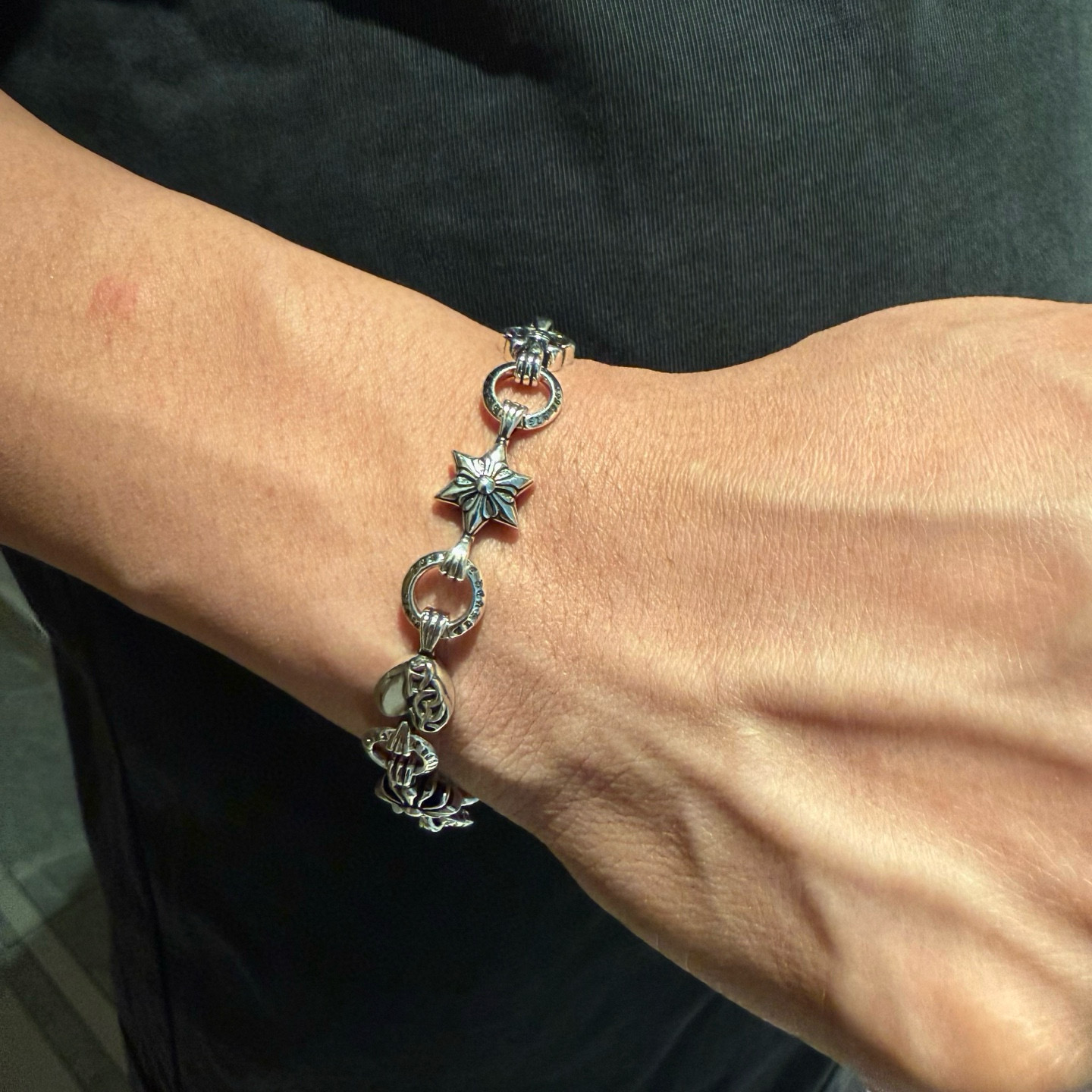 NO:664649,Counter-quality Chrome Hearts multi-element bracelet, with concave and convex shapes and different pattern design styles, showing a distinctive cross. The Scout flower is the symbol of Chrome Hearts, so it is more durable. The genuine pattern-printed Chrome Hearts necklace is different from the ordinary light version in the market. Check the version and standard quality. Look at the printing details. The degree of retro gray oxidation. Seiko version!  !  !  Purely handmade ~ Authentic open mold fashion essentials. Can be worn by both men and women. Same style for couples. Official website original. Rock punk Thai silver style. Retro elements. Trendy and versatile!  , jewelry boutique, chrome hearts, chrome hearts, necklace, bracelet19860909专柜品质Chrome Hearts克罗心多元素手链,凹凸造型不同的花纹设计风格 呈现出与众不同 十字架 童军花是克罗心的志 所以更经久不衰 正品打版Chrome Hearts克罗心项链区别市场普通轻版 对版对标品质 看字印细节 复古做旧灰氧程度.精工版本！！！ 纯手工打造 ～正品开模潮流时尚必备 男女均可佩戴 情侣同款 官网原版 摇滚朋克泰银风格 复古元素 潮流百搭！,饰品精品,chrome hearts,chrome hearts,necklace,bracelet,Jewelry