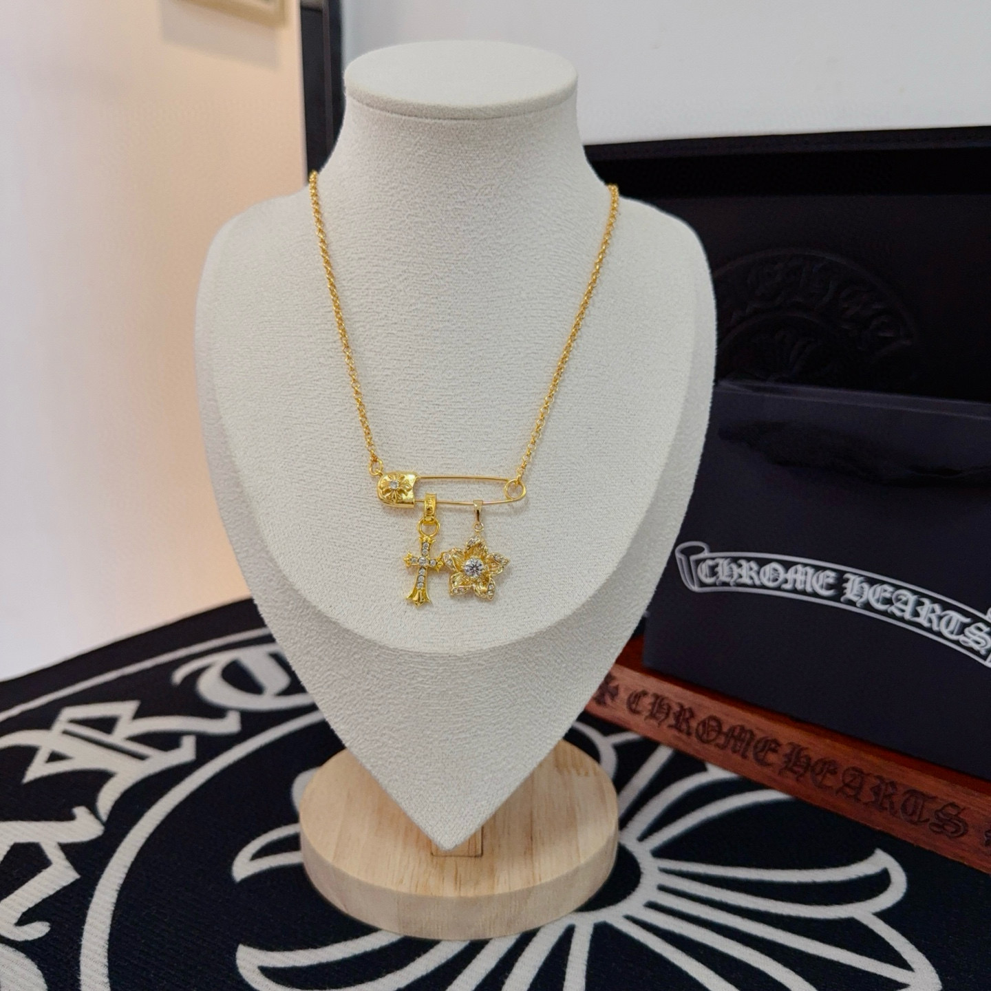 NO:664680,New [counter quality] Chrome Hearts Classic Pin Necklace. The concave and convex shapes have different pattern design styles, showing a distinctive cross. The Scout flower is the symbol of Chrome Hearts, so it is more durable. Genuine pattern-printed Chrome Hearts distinguishes the ordinary light version in the market. Match the version and standard quality. Look at the printing details. The degree of retro gray oxidation. Seiko version!  !  !  Purely handmade ~ Authentic open mold fashion essentials. Can be worn by both men and women. Same style for couples. Official website original. Rock punk Thai silver style. Retro elements. Trendy and versatile!  , jewelry boutique, chrome hearts, chrome hearts, necklace19860909新款【专柜品质】Chrome Hearts克罗心经典别针项链 凹凸造型不同的花纹设计风格 呈现出与众不同 十字架 童军花是克罗心的志 所以更经久不衰 正品打版Chrome Hearts克罗心 区别市场普通轻版 对版对标品质 看字印细节 复古做旧灰氧程度.精工版本！！！ 纯手工打造 ～正品开模潮流时尚必备 男女均可佩戴 情侣同款 官网原版 摇滚朋克泰银风格 复古元素 潮流百搭！,饰品精品,chrome hearts,chrome hearts,necklace,Jewelry