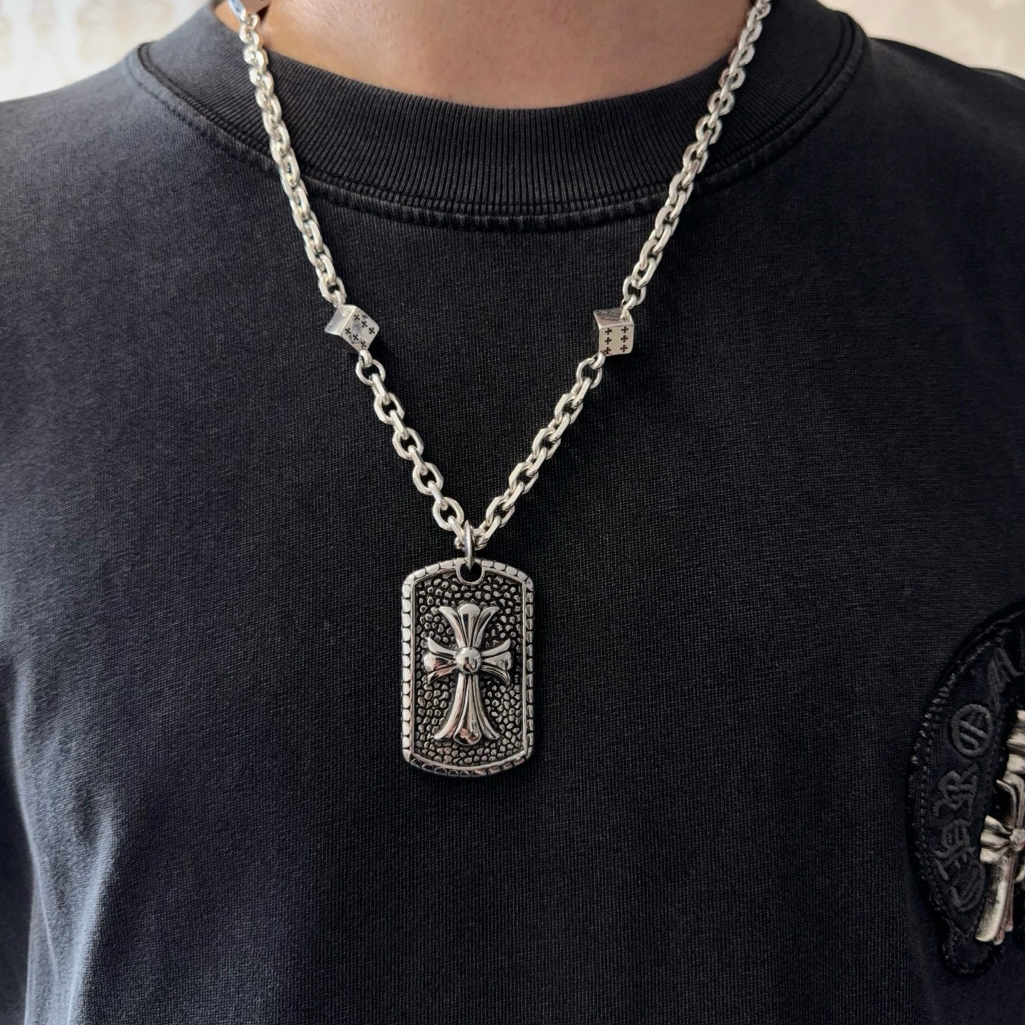 NO:664615,New [counter quality] Chrome Hearts classic retro dice necklace, square cross pendant, concave and convex shapes with different pattern design styles, showing a distinctive cross. The Scout flower is Chrome Hearts' symbol, so it is more durable. Genuine pattern-printed Chrome Hearts distinguishes the ordinary light version in the market. Match the version and standard quality. Look at the printing details, the degree of retro ash oxidation. Seiko version!  !  !  Purely handmade ~ Authentic open mold fashion essentials. Can be worn by both men and women. Same style for couples. Official website original. Rock punk Thai silver style. Retro elements. Trendy and versatile!  , jewelry boutique, chrome hearts, chrome hearts, necklace19860909新款【专柜品质】Chrome Hearts克罗心经典复古骰子项链 方牌十字架吊坠 凹凸造型不同的花纹设计风格 呈现出与众不同 十字架 童军花是克罗心的志 所以更经久不衰 正品打版Chrome Hearts克罗心 区别市场普通轻版 对版对标品质 看字印细节 复古做旧灰氧程度.精工版本！！！ 纯手工打造 ～正品开模潮流时尚必备 男女均可佩戴 情侣同款 官网原版 摇滚朋克泰银风格 复古元素 潮流百搭！,饰品精品,chrome hearts,chrome hearts,necklace,Jewelry