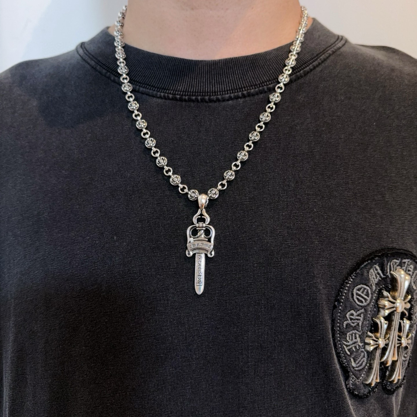 NO:664633,New [Counter Quality] Chrome Hearts Classic Retro Scout Flower Necklace Sword Pendant Concave and Concave Shape Different Pattern Design Styles Present a Distinctive Cross The Scout Flower is Chrome Heart’s symbol, so it is more durable. Genuine pattern-printed Chrome Hearts distinguishes the ordinary light version on the market. Match the version and standard quality. Look at the printing details. The degree of retro ash oxidation. Seiko version!  !  !  Purely handmade ~ Authentic open mold fashion essentials. Can be worn by both men and women. Same style for couples. Official website original. Rock punk Thai silver style. Retro elements. Trendy and versatile!  , jewelry boutique, chrome hearts, chrome hearts, necklace19860909新款【专柜品质】Chrome Hearts克罗心经典复古童军花项链 宝剑吊坠 凹凸造型不同的花纹设计风格 呈现出与众不同 十字架 童军花是克罗心的志 所以更经久不衰 正品打版Chrome Hearts克罗心 区别市场普通轻版 对版对标品质 看字印细节 复古做旧灰氧程度.精工版本！！！ 纯手工打造 ～正品开模潮流时尚必备 男女均可佩戴 情侣同款 官网原版 摇滚朋克泰银风格 复古元素 潮流百搭！,饰品精品,chrome hearts,chrome hearts,necklace,Jewelry