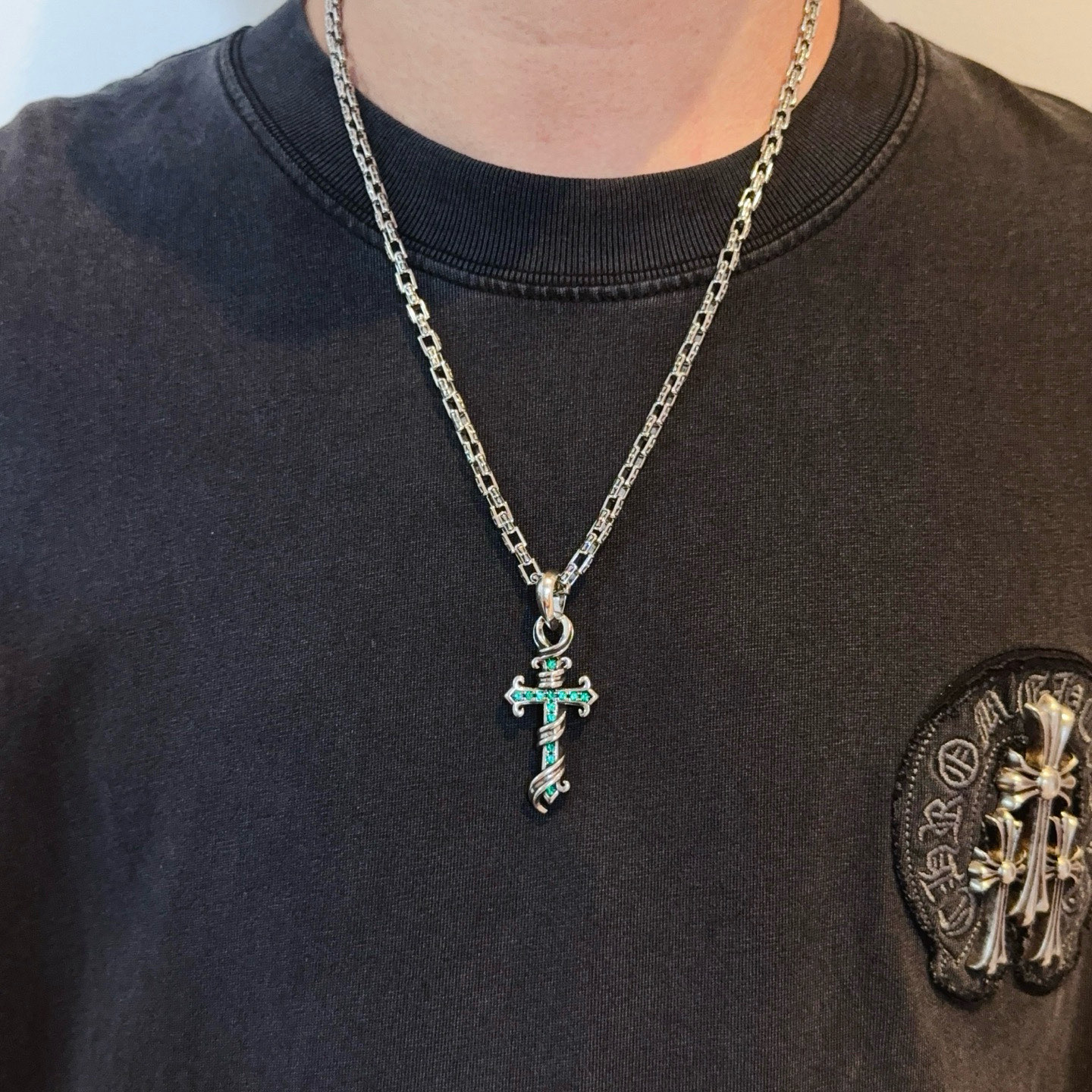 NO:664638,New [counter quality] Chrome Hearts classic retro cross necklace, green diamond cross pendant, different pattern design styles with concave and convex shapes, showing a distinctive cross. The Scout flower is the symbol of Chrome Hearts, so it is more durable. Genuine pattern-printed Chrome Hearts distinguishes the ordinary light version in the market. Match the version and standard quality. Look at the printing details. The degree of retro gray oxidation. Seiko version!  !  !  Purely handmade ~ Authentic open mold fashion essentials. Can be worn by both men and women. Same style for couples. Official website original. Rock punk Thai silver style. Retro elements. Trendy and versatile!  , jewelry boutique, chrome hearts, chrome hearts, necklace19860909新款【专柜品质】Chrome Hearts克罗心经典复古十字架项链 绿钻十字架吊坠 凹凸造型不同的花纹设计风格 呈现出与众不同 十字架 童军花是克罗心的志 所以更经久不衰 正品打版Chrome Hearts克罗心 区别市场普通轻版 对版对标品质 看字印细节 复古做旧灰氧程度.精工版本！！！ 纯手工打造 ～正品开模潮流时尚必备 男女均可佩戴 情侣同款 官网原版 摇滚朋克泰银风格 复古元素 潮流百搭！,饰品精品,chrome hearts,chrome hearts,necklace,Jewelry