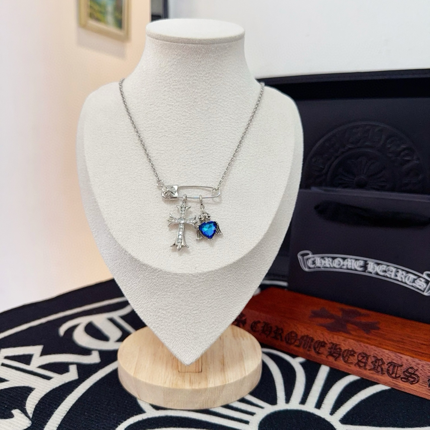 NO:664645,The new [counter quality] Chrome Hearts Cross Necklace, with different concave and convex shapes, has different pattern design styles, showing a distinctive cross. The Scout flower is the symbol of Chrome Hearts, so it is more durable. Genuine pattern-printed Chrome Hearts distinguishes the ordinary light version in the market. Check the quality of the version. Look at the printing details, the degree of retro gray oxidation. Seiko version!  !  !  Purely handmade ~ Authentic open mold fashion essentials. Can be worn by both men and women. Same style for couples. Official website original. Rock punk Thai silver style. Retro elements. Trendy and versatile!  , jewelry boutique, chrome hearts, chrome hearts, necklace19860909新款【专柜品质】Chrome Hearts克罗心十字架项链 ,凹凸造型不同的花纹设计风格 呈现出与众不同 十字架 童军花是克罗心的志 所以更经久不衰 正品打版Chrome Hearts克罗心 区别市场普通轻版 对版对标品质 看字印细节 复古做旧灰氧程度.精工版本！！！ 纯手工打造 ～正品开模潮流时尚必备 男女均可佩戴 情侣同款 官网原版 摇滚朋克泰银风格 复古元素 潮流百搭！,饰品精品,chrome hearts,chrome hearts,necklace,Jewelry