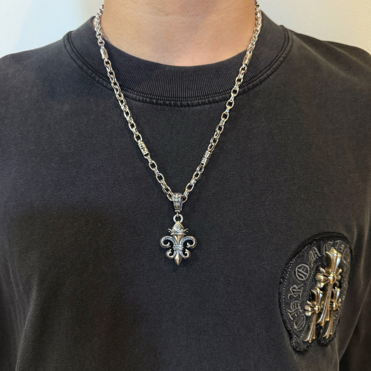 NO:664620,New [Counter Quality] Chrome Hearts Classic Retro Cross Necklace Scout Flower Pendant Concave and Concave Shape Different Pattern Design Styles Present a Distinctive Cross and Scout Flower are Chrome Hearts’ emblems, so they are more durable. Genuine pattern-printed Chrome Hearts distinguishes the ordinary light version on the market. Check the quality of the version. Look at the printing details. The degree of retro gray oxidation. Seiko version!  !  !  Purely handmade ~ Authentic open mold fashion essentials. Can be worn by both men and women. Same style for couples. Official website original. Rock punk Thai silver style. Retro elements. Trendy and versatile!  , jewelry boutique, chrome hearts, chrome hearts, necklace19860909新款【专柜品质】Chrome Hearts克罗心经典复古十字架项链 童军花吊坠 凹凸造型不同的花纹设计风格 呈现出与众不同 十字架 童军花是克罗心的志 所以更经久不衰 正品打版Chrome Hearts克罗心 区别市场普通轻版 对版对标品质 看字印细节 复古做旧灰氧程度.精工版本！！！ 纯手工打造 ～正品开模潮流时尚必备 男女均可佩戴 情侣同款 官网原版 摇滚朋克泰银风格 复古元素 潮流百搭！,饰品精品,chrome hearts,chrome hearts,necklace,Jewelry