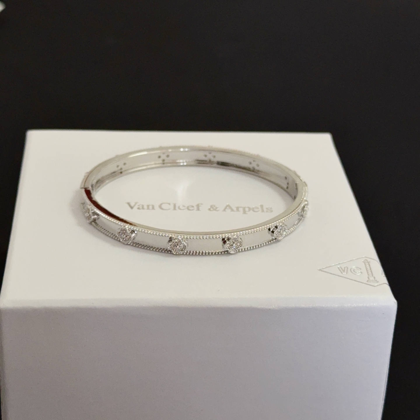 NO:663859,[Seiko original] Christmas hot model VCA four-leaf clover Van Cleef & Arpels bracelet bracelet V gold level classic, same style as the official website, fashion trend, using multi-layered metal carving design to make the petals more three-dimensional, inlaid with diamond technology, showing the feminine temperament [gift] Four-leaf clover lucky pattern symbolizes luck and happiness, unique and romantic, blending simple and harmonious lines with materials, polished and polished, showing nobility and elegance [celebration] [celebration], boutique jewelry, van  cleef,bracelet,bracelet19860909〔精工原版〕圣诞爆款 VCA四叶草梵克雅宝手链手镯 V金等级 经典之作 官网同款 时尚潮流 采用多层次金属雕刻设计 使花瓣更立体 镶嵌满钻工艺 尽显女性柔美气质[礼物] 四叶草幸运图案 象征幸运和幸福 独特又浪漫将简单和谐的线条与材质相融合 经过抛光和打磨 彰显高贵优雅[庆祝][庆祝],饰品精品,van cleef,bracelet,bracelet,Jewelry