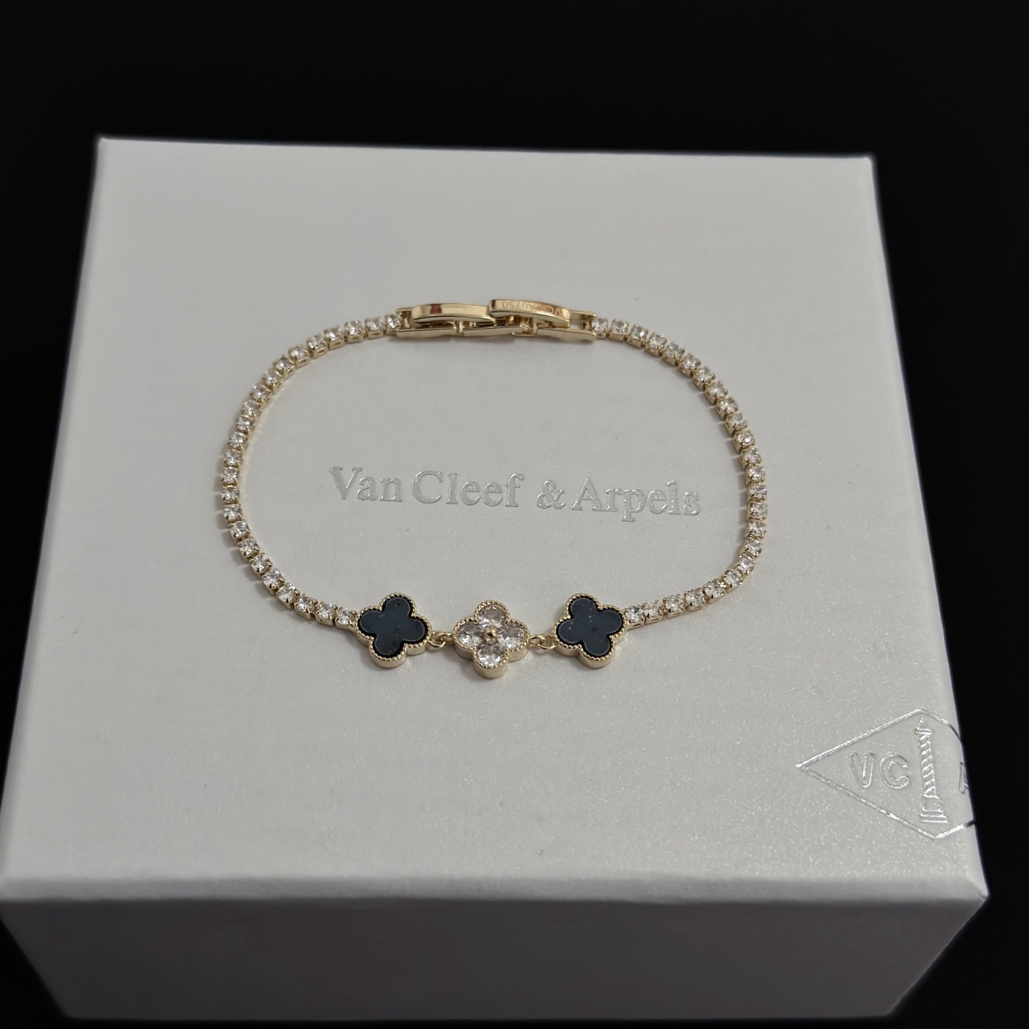 NO:663864,[SEIKO Original] Christmas Hot VCA Four-leaf Clover Van Cleef & Arpels Bracelet V Gold Level Classic Work Same as Official Website Fashion Trend Multi-layered metal carving design makes the petals more three-dimensional. Inlaid with diamonds, it shows the feminine temperament [Gift] Four-leaf clover lucky pattern symbolizes luck and happiness. Unique and romantic, blending simple and harmonious lines with materials. Polished and polished to show nobility and elegance [Celebration] [Celebration], boutique jewelry, van  cleef,bracelet19860909〔精工原版〕圣诞爆款 VCA四叶草梵克雅宝手链 V金等级 经典之作 官网同款 时尚潮流 采用多层次金属雕刻设计 使花瓣更立体 镶嵌满钻工艺 尽显女性柔美气质[礼物] 四叶草幸运图案 象征幸运和幸福 独特又浪漫将简单和谐的线条与材质相融合 经过抛光和打磨 彰显高贵优雅[庆祝][庆祝],饰品精品,van cleef,bracelet,Jewelry