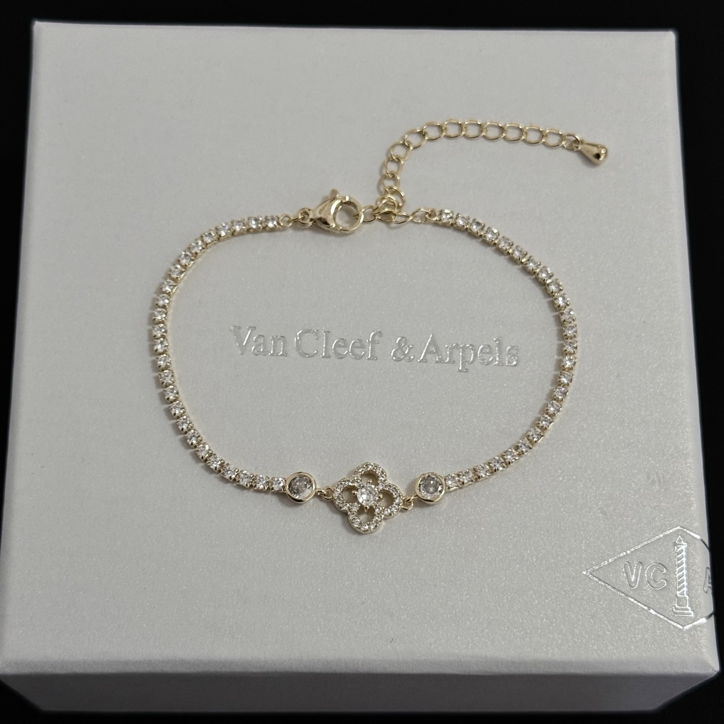 NO:663872,[SEIKO Original] Christmas Hot VCA Four-leaf Clover Van Cleef & Arpels Bracelet V Gold Level Classic Work Same as Official Website Fashion Trend Multi-layered metal carving design makes the petals more three-dimensional. Inlaid with diamonds, it shows the feminine temperament [Gift] Four-leaf clover lucky pattern symbolizes luck and happiness. Unique and romantic, blending simple and harmonious lines with materials. Polished and polished to show nobility and elegance [Celebration] [Celebration], boutique jewelry, van  cleef,bracelet19860909〔精工原版〕圣诞爆款 VCA四叶草梵克雅宝手链 V金等级 经典之作 官网同款 时尚潮流 采用多层次金属雕刻设计 使花瓣更立体 镶嵌满钻工艺 尽显女性柔美气质[礼物] 四叶草幸运图案 象征幸运和幸福 独特又浪漫将简单和谐的线条与材质相融合 经过抛光和打磨 彰显高贵优雅[庆祝][庆祝],饰品精品,van cleef,bracelet,Jewelry