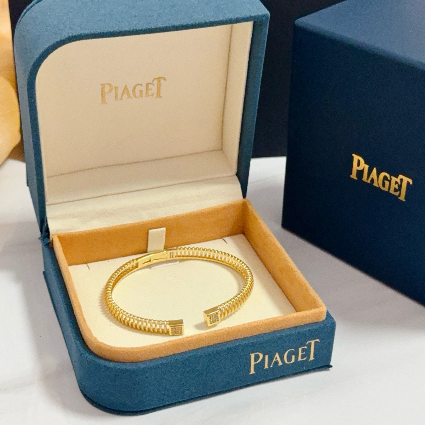 NO:663879,Piaget bracelet, high-end customized version, inlaid with diamonds, made of V gold material, showing luxury in every detail. The metal texture and texture complement each other, shining under the light, reflecting the luxury and elegance. Whether it is a business occasion or a sweet date, it can highlight the delicacy and elegance~ It is so beautiful to get it, it is definitely your dream bracelet., jewelry boutique, Piaget, bracelet19860909Piaget伯爵手镯, 高端定制版本 镶嵌钻工艺 ,V金材质 ,细节处尽显奢华.金属质感与纹理相互映衬,光线之下,熠熠生辉,体现了奢华与典雅的气质.无论是商务场合还是甜蜜约会都能凸显精致和优雅~上手都太美了,绝对是你的梦中情镯.,饰品精品,piaget,bracelet,Jewelry