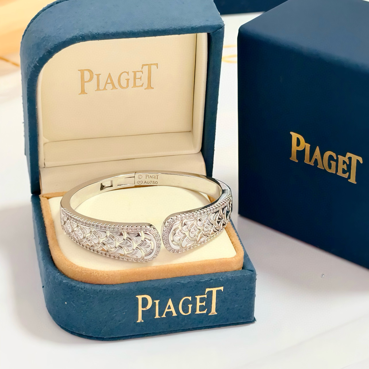 NO:663883,Piaget bracelet, high-end customized version, inlaid with diamonds, made of V gold material, showing luxury in every detail. The metal texture and texture complement each other, shining under the light, reflecting the luxury and elegance. Whether it is a business occasion or a sweet date, it can highlight the delicacy and elegance~ It is so beautiful to get it, it is definitely your dream bracelet., jewelry boutique, Piaget, bracelet19860909Piaget伯爵手镯, 高端定制版本 镶嵌钻工艺 ,V金材质 ,细节处尽显奢华.金属质感与纹理相互映衬,光线之下,熠熠生辉,体现了奢华与典雅的气质.无论是商务场合还是甜蜜约会都能凸显精致和优雅~上手都太美了,绝对是你的梦中情镯.,饰品精品,piaget,bracelet,Jewelry