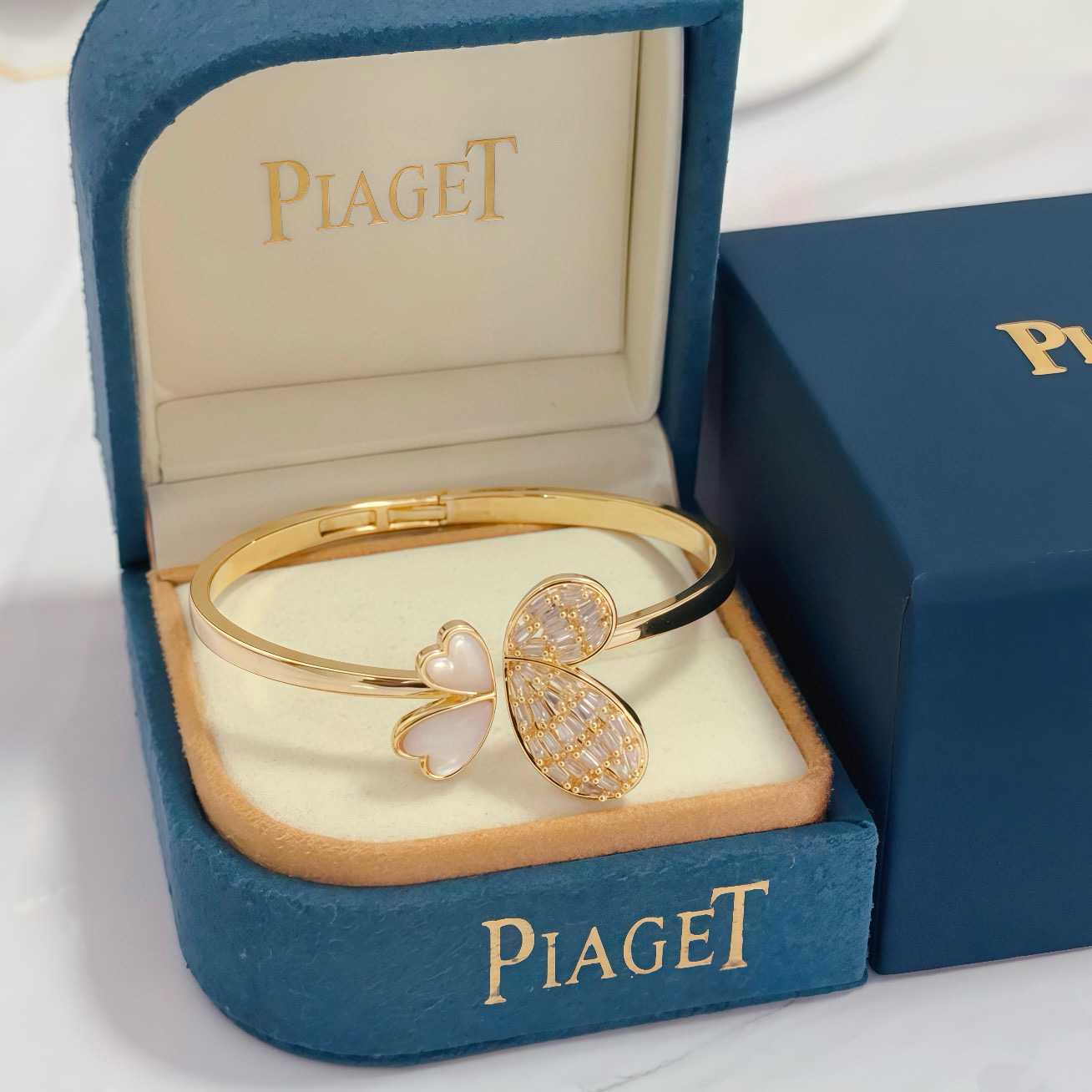 NO:663891,Piaget bracelet is a high-end customized version with inlaid diamond craftsmanship and V-gold material. The details are luxurious. The metal texture and texture complement each other and shine under the light, reflecting the luxury and elegance. Whether it is a business occasion or a sweet date, it can highlight delicacy and elegance. It is so beautiful when you get it. It is definitely your dream bracelet., jewelry boutique, Piaget, bracelet19860909Piaget伯爵手镯 高端定制版本 镶嵌钻工艺 ,V金材质 ,细节处尽显奢华.金属质感与纹理相互映衬,光线之下,熠熠生辉,体现了奢华与典雅的气质.无论是商务场合还是甜蜜约会都能凸显精致和优雅~上手都太美了,绝对是你的梦中情镯.,饰品精品,piaget,bracelet,Jewelry