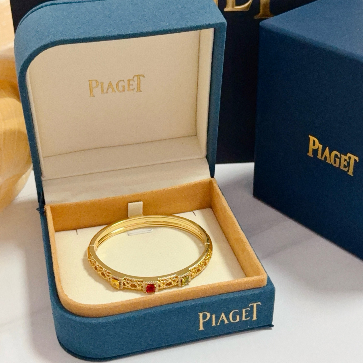 NO:663898,Piaget bracelet, high-end customized version, inlaid with diamonds, made of V gold material, showing luxury in every detail. The metal texture and texture complement each other, shining under the light, reflecting the luxury and elegance. Whether it is a business occasion or a sweet date, it can highlight the delicacy and elegance~ It is so beautiful to get it, it is definitely your dream bracelet., jewelry boutique, Piaget, bracelet19860909Piaget伯爵手镯, 高端定制版本 镶嵌钻工艺 ,V金材质 ,细节处尽显奢华.金属质感与纹理相互映衬,光线之下,熠熠生辉,体现了奢华与典雅的气质.无论是商务场合还是甜蜜约会都能凸显精致和优雅~上手都太美了,绝对是你的梦中情镯.,饰品精品,piaget,bracelet,Jewelry