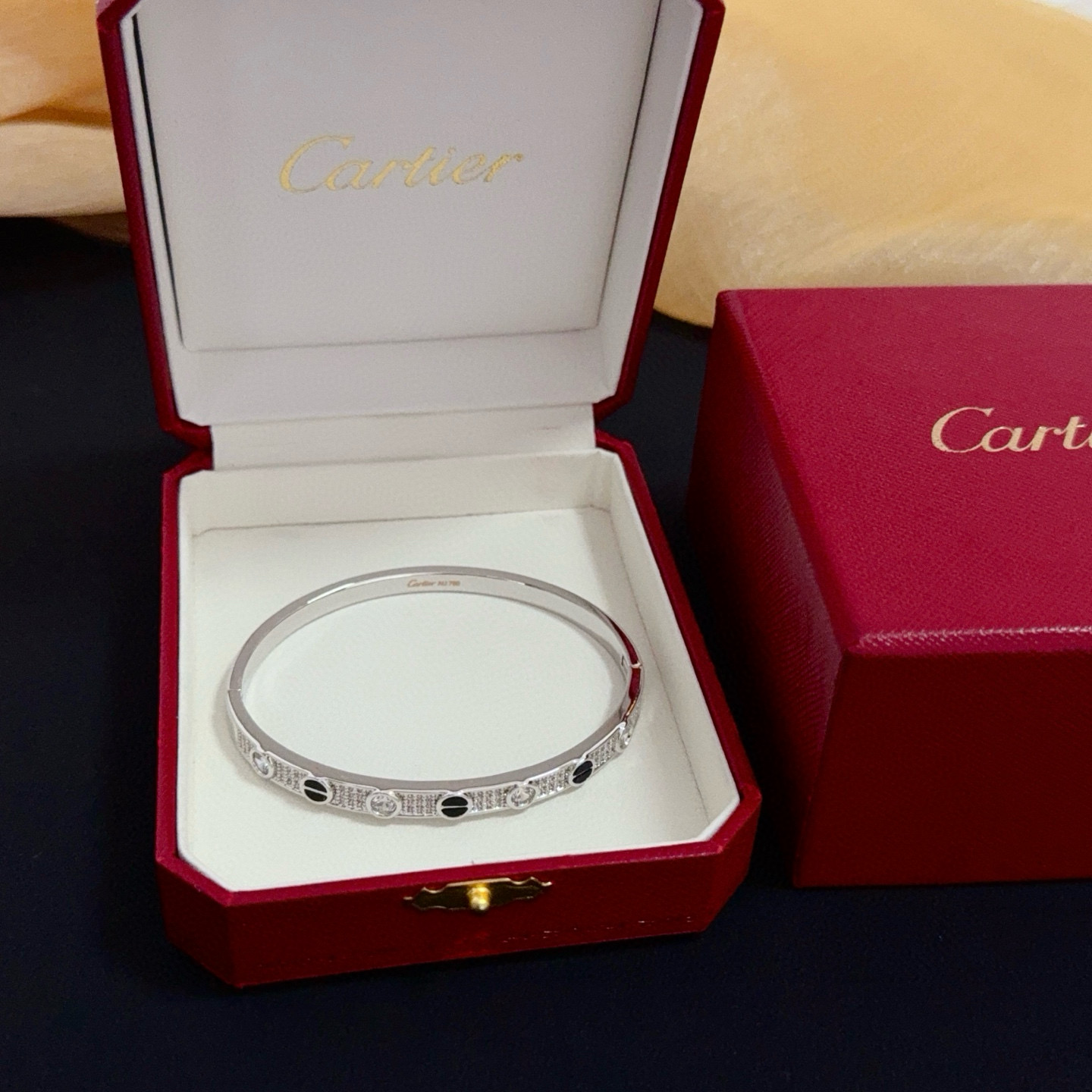 NO:663974,Cartier diamond-encrusted bracelet, high-end customized version, diamond-encrusted craftsmanship, V gold material, classic and fashionable style, reconstruct the aesthetics of love with sharp lines!  Breaking the rules, the diamond-encrusted design actually achieves the ceiling of high-end sense - no need for flashy accumulation, love should be as pure as ever. Cartier is loved by many celebrities and Internet celebrities. The Leopard series bracelet is absolutely an eternal classic, and it is not limited to men and women, and there is no age limit!  Wear it and you will be the center of attention!  , jewelry boutique, cartier, bracelet19860909卡地亚镶钻手镯 高端定制版本 镶嵌钻工艺 V金材质 经典而时尚风格 用凌厉线条重构爱情美学！打破常规,镶嵌钻设计反而成就高级感天花板——无需浮华堆砌,爱本应纯粹如初 卡地亚受众多明星网红的爱戴 豹子系列手镯 绝对是永恒经典 而且男女不限 年龄不限 ！戴上它你就是焦点！,饰品精品,cartier,bracelet,Jewelry