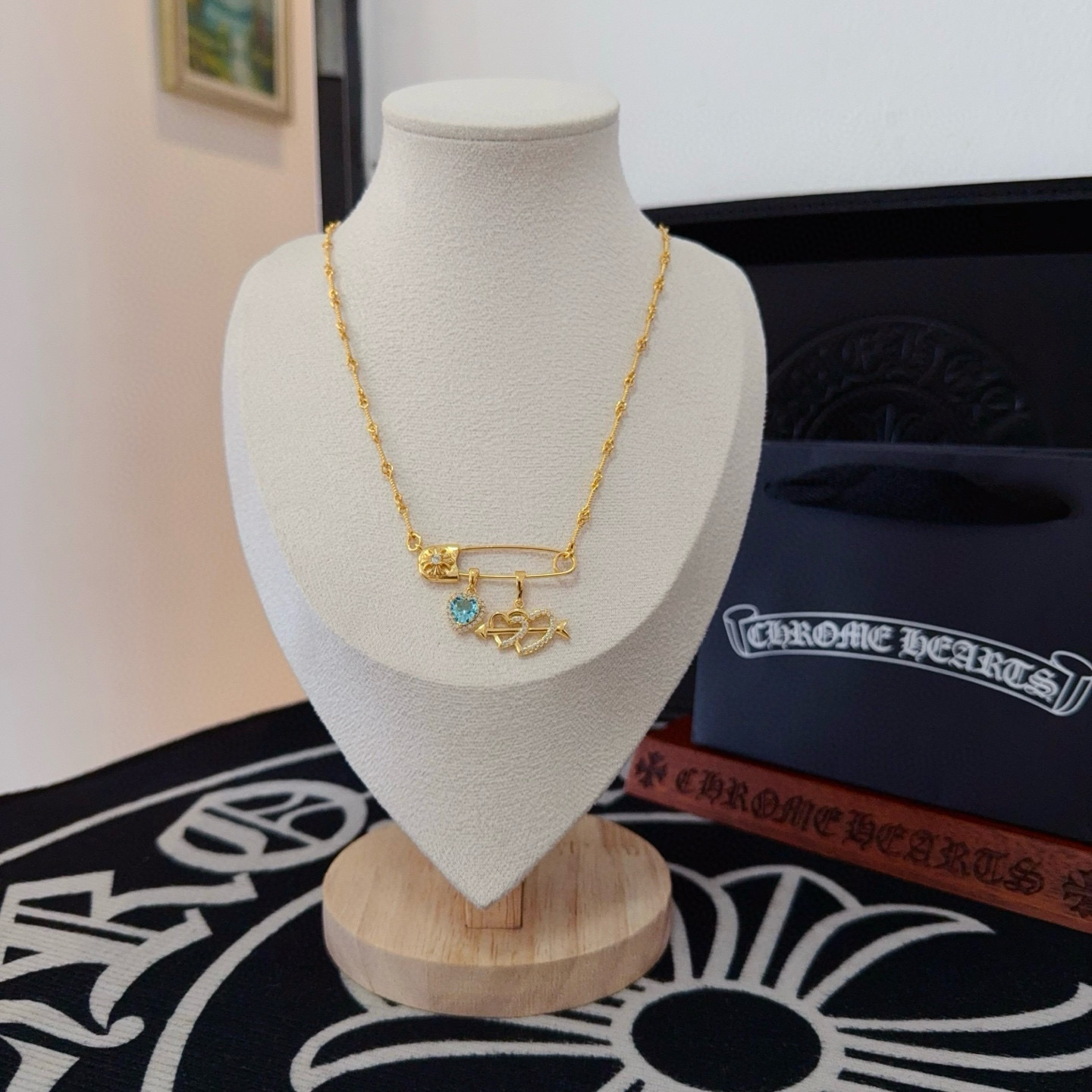 NO:665431,New [counter quality] Chrome Hearts brooch blue diamond key necklace, with different concave and convex shapes, the pattern design style is unique. The cross scout flower is the symbol of Chrome Hearts, so it is more durable. Genuine pattern-printed Chrome Hearts distinguishes the ordinary light version in the market. Match the version and benchmark quality. Look at the printing details. The degree of retro gray oxidation. Seiko version!  , jewelry boutique, chrome hearts, chrome hearts, necklace19860909新款【专柜品质】Chrome Hearts克罗心麻获别针蓝钻钥匙项链,凹凸造型不同的花纹设计风格呈现出与众不同 十字架童军花是克罗心的标志 所以更经久不衰 正品打版Chrome Hearts克罗心 区别市场普通轻版 对版对标品质 看字印细节 复古做旧灰氧程度.精工版本！,饰品精品,chrome hearts,chrome hearts,necklace,Jewelry