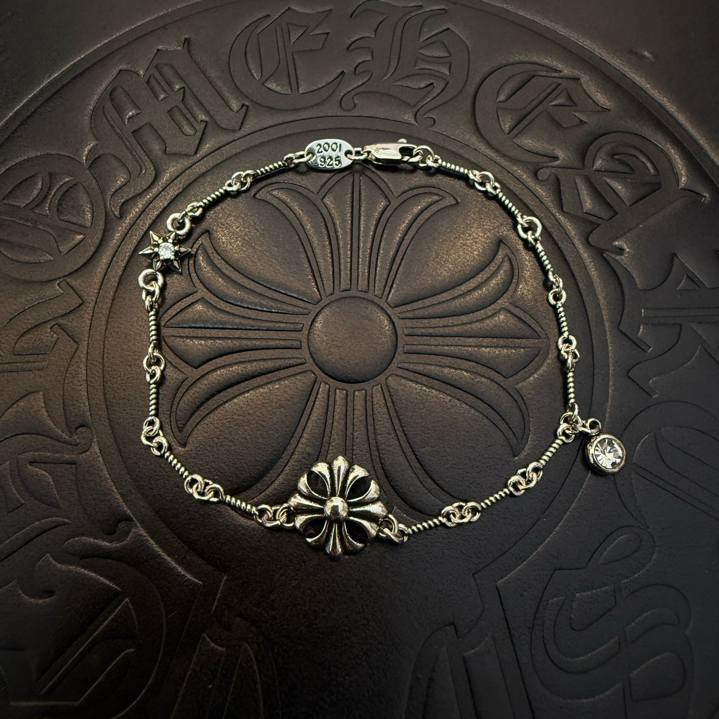 NO:665442,New [counter quality] Chrome Hearts Classic Retro Cross Flower Bracelet. Concave and convex shapes with different pattern design styles, showing a distinctive cross. The Scout flower is the symbol of Chrome Hearts, so it is more durable. Genuine pattern-printed Chrome Hearts distinguishes the ordinary light version on the market. Match the version and standard quality. Look at the printing details. The degree of retro gray oxidation. Seiko version!  !  !  Purely handmade ~ Authentic open mold fashion essentials. Can be worn by both men and women. Same style for couples. Official website original. Rock punk Thai silver style. Retro elements. Trendy and versatile!  , jewelry boutique, chrome hearts, chrome hearts, bracelet19860909新款【专柜品质】Chrome Hearts克罗心经典复古十字花手链 凹凸造型不同的花纹设计风格 呈现出与众不同 十字架 童军花是克罗心的志 所以更经久不衰 正品打版Chrome Hearts克罗心 区别市场普通轻版 对版对标品质 看字印细节 复古做旧灰氧程度.精工版本！！！ 纯手工打造 ～正品开模潮流时尚必备 男女均可佩戴 情侣同款 官网原版 摇滚朋克泰银风格 复古元素 潮流百搭！,饰品精品,chrome hearts,chrome hearts,bracelet,Jewelry