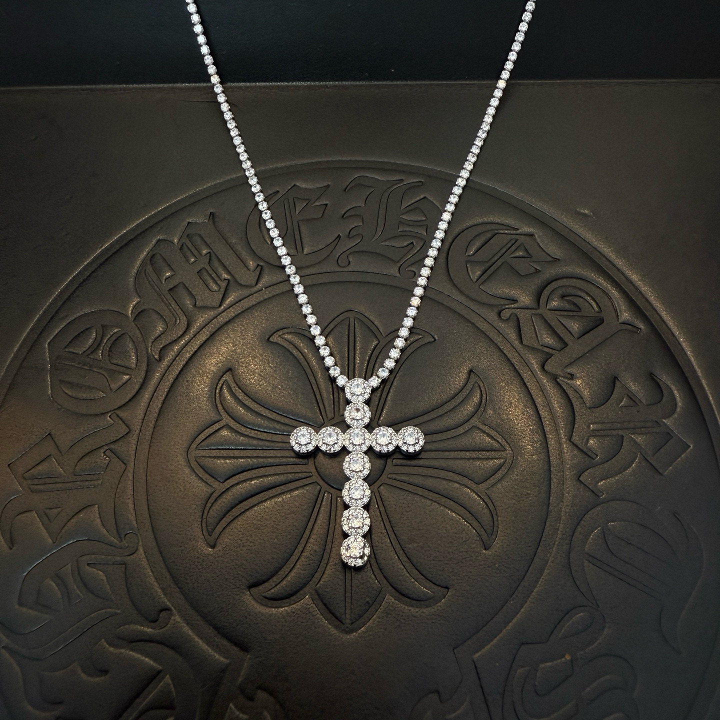 NO:665446,New [Counter Quality] Chrome Hearts Diamond Cross Necklace. The concave and convex shapes have different pattern design styles, showing a distinctive cross. The Scout flower is the symbol of Chrome Hearts, so it is more durable. Genuine pattern-printed Chrome Hearts distinguishes the ordinary light version in the market. Check the quality of the version. Look at the printing details. The degree of retro gray oxidation. Seiko version!  !  !  Purely handmade ~ Authentic open mold fashion essentials. Can be worn by both men and women. Same style for couples. Official website original. Rock punk Thai silver style. Retro elements. Trendy and versatile!  , jewelry boutique, chrome hearts, chrome hearts, necklace19860909新款【专柜品质】Chrome Hearts克罗心镶钻十字架项链 凹凸造型不同的花纹设计风格 呈现出与众不同 十字架 童军花是克罗心的志 所以更经久不衰 正品打版Chrome Hearts克罗心 区别市场普通轻版 对版对标品质 看字印细节 复古做旧灰氧程度.精工版本！！！ 纯手工打造 ～正品开模潮流时尚必备 男女均可佩戴 情侣同款 官网原版 摇滚朋克泰银风格 复古元素 潮流百搭！,饰品精品,chrome hearts,chrome hearts,necklace,Jewelry