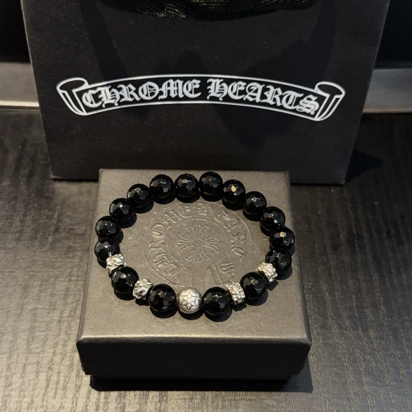 NO:665448,New [counter quality] Chrome Hearts classic retro multi-element bracelet, bracelet, concave and convex shapes with different pattern design styles, showing a distinctive cross. The Scout flower is the symbol of Chrome Hearts, so it is more durable. Genuine pattern-printed Chrome Hearts distinguishes the ordinary light version in the market. Match the version and standard quality. Look at the printing details. The degree of retro gray oxidation. Seiko version!  !  !  Purely handmade ~ Authentic open mold fashion essentials. Can be worn by both men and women. Same style for couples. Official website original. Rock punk Thai silver style. Retro elements. Trendy and versatile!  , jewelry boutique, chrome hearts, chrome hearts, bracelet19860909新款【专柜品质】Chrome Hearts克罗心 经典复古多元素手链 手串,凹凸造型不同的花纹设计风格 呈现出与众不同 十字架 童军花是克罗心的志 所以更经久不衰 正品打版Chrome Hearts克罗心 区别市场普通轻版 对版对标品质 看字印细节 复古做旧灰氧程度.精工版本！！！ 纯手工打造 ～正品开模潮流时尚必备 男女均可佩戴 情侣同款 官网原版 摇滚朋克泰银风格 复古元素 潮流百搭！,饰品精品,chrome hearts,chrome hearts,bracelet,Jewelry