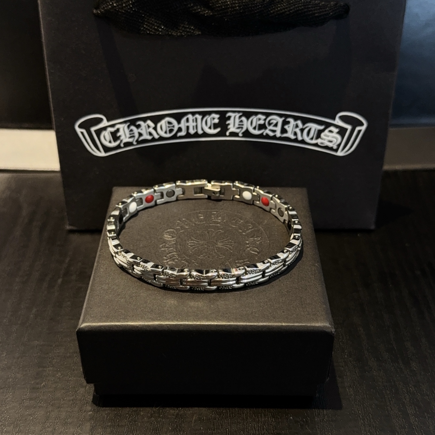 NO:665450,New [counter quality] Chrome Hearts Bracelet. Concave and convex shapes with different pattern design styles, showing a distinctive cross. The Scout flower is the symbol of Chrome Hearts, so it is more durable. Genuine pattern-printed Chrome Hearts distinguishes the ordinary light version in the market. Check the quality of the version. Look at the printing details. The degree of retro gray oxidation. Seiko version!  !  !  Purely handmade ~ Authentic open mold fashion essentials. Can be worn by both men and women. Same style for couples. Official website original. Rock punk Thai silver style. Retro elements. Trendy and versatile!  , jewelry boutique, chrome hearts, chrome hearts, bracelet19860909新款【专柜品质】Chrome Hearts克罗心手链 凹凸造型不同的花纹设计风格 呈现出与众不同 十字架 童军花是克罗心的志 所以更经久不衰 正品打版Chrome Hearts克罗心 区别市场普通轻版 对版对标品质 看字印细节 复古做旧灰氧程度.精工版本！！！ 纯手工打造 ～正品开模潮流时尚必备 男女均可佩戴 情侣同款 官网原版 摇滚朋克泰银风格 复古元素 潮流百搭！,饰品精品,chrome hearts,chrome hearts,bracelet,Jewelry