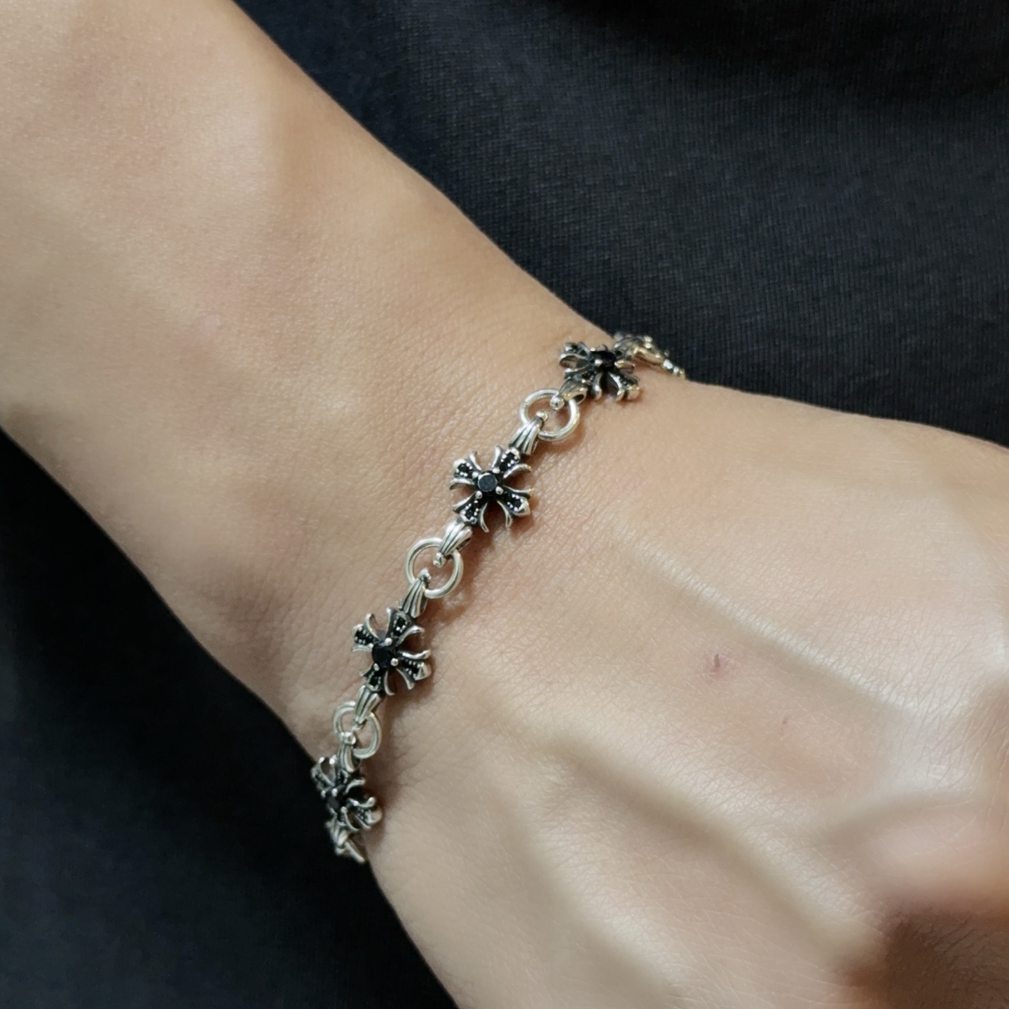 NO:678581,New [Counter Quality] Chrome Hearts Black Diamond Cross Flower Bracelet. The concave and convex shapes with different pattern design styles present a distinctive cross. The Scout flower is the symbol of Chrome Hearts, so it is more durable. Genuine pattern-printed Chrome Hearts distinguishes the ordinary light version in the market. Match the version and standard quality. Look at the printing details. The degree of retro gray oxidation. Seiko version!  , jewelry boutique, chrome hearts, chrome hearts, bracelet19860909新款【专柜品质】Chrome Hearts克罗心黑钻十字花手链 凹凸造型不同的花纹设计风格呈现出与众不同十字架童军花是克罗心的标志 所以更经久不衰 正品打版Chrome Hearts克罗心 区别市场普通轻版 对版对标品质 看字印细节 复古做旧灰氧程度.精工版本！,饰品精品,chrome hearts,chrome hearts,bracelet,Jewelry