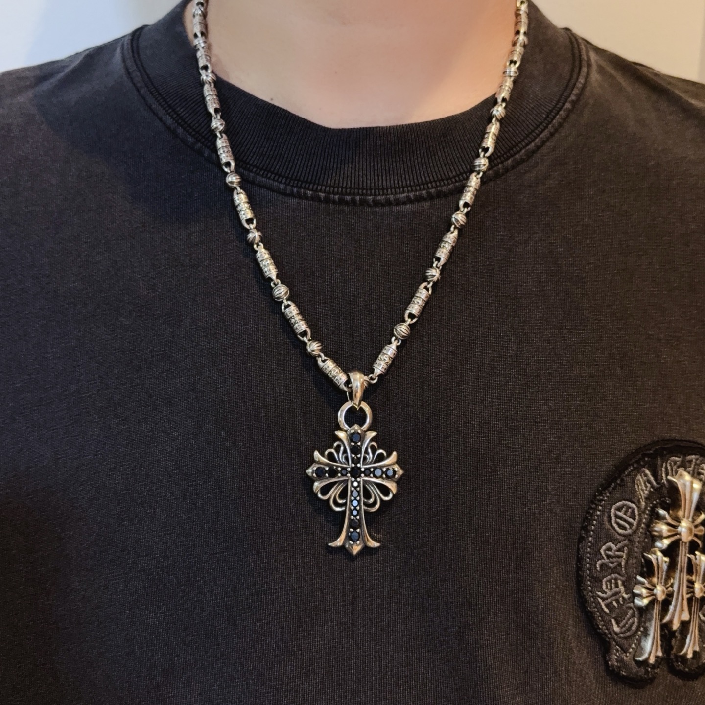 NO:678656,New [counter quality] Chrome Hearts classic retro cross necklace, black diamond cross pendant, different pattern design styles with concave and convex shapes, showing a distinctive cross. The Scout flower is the symbol of Chrome Hearts, so it is more durable. Authentic and pattern-printed Chrome Hearts distinguishes the ordinary light version in the market. Match the version and standard quality. Look at the printing details. The degree of retro gray oxidation. Seiko version!  !  !  Purely handmade ~ Authentic open mold fashion essentials. Can be worn by both men and women. Same style for couples. Official website original. Rock punk Thai silver style. Retro elements. Trendy and versatile!  , jewelry boutique, chrome hearts, chrome hearts, necklace19860909新款【专柜品质】Chrome Hearts克罗心经典复古十字架项链 黑钻十字架吊坠 凹凸造型不同的花纹设计风格 呈现出与众不同 十字架 童军花是克罗心的志 所以更经久不衰 正品打版Chrome Hearts克罗心 区别市场普通轻版 对版对标品质 看字印细节 复古做旧灰氧程度.精工版本！！！ 纯手工打造 ～正品开模潮流时尚必备 男女均可佩戴 情侣同款 官网原版 摇滚朋克泰银风格 复古元素 潮流百搭！,饰品精品,chrome hearts,chrome hearts,necklace,Jewelry