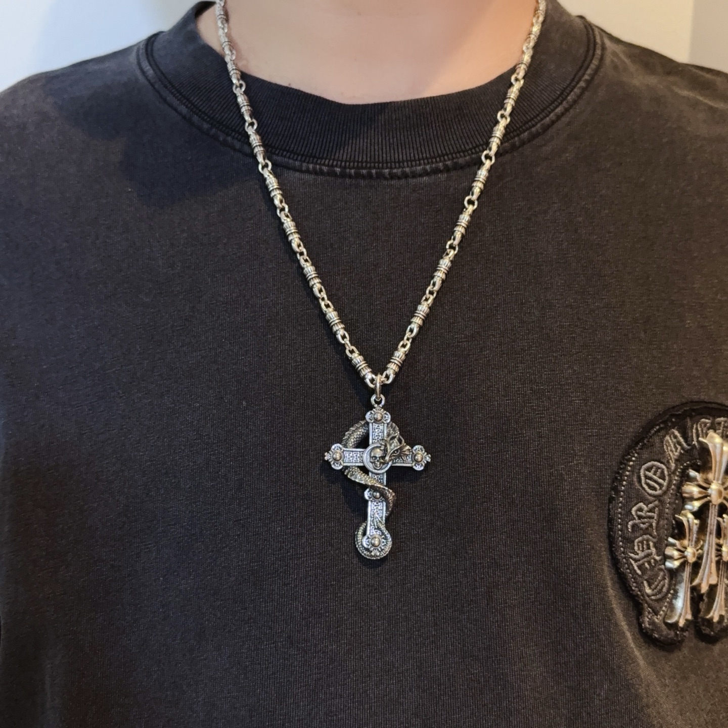 NO:678663,New [Counter Quality] Chrome Hearts Classic Retro Cross Necklace, Dragon Cross Pendant, Concave and Concave Shapes, Different Pattern Design Styles, Presenting a Distinctive Cross. The Scout Flower is the symbol of Chrome Hearts, so it is more durable. Genuine pattern-printed Chrome Hearts distinguishes the ordinary light version in the market. Match the standard quality. Look at the printing details. The degree of retro gray oxidation. Seiko version!  !  !  Purely handmade ~ Authentic open mold fashion essentials. Can be worn by both men and women. Same style for couples. Official website original. Rock punk Thai silver style. Retro elements. Trendy and versatile!  , jewelry boutique, chrome hearts, chrome hearts, necklace19860909新款【专柜品质】Chrome Hearts克罗心经典复古十字架项链 龙腾十字架吊坠 凹凸造型不同的花纹设计风格 呈现出与众不同 十字架 童军花是克罗心的志 所以更经久不衰 正品打版Chrome Hearts克罗心 区别市场普通轻版 对版对标品质 看字印细节 复古做旧灰氧程度.精工版本！！！ 纯手工打造 ～正品开模潮流时尚必备 男女均可佩戴 情侣同款 官网原版 摇滚朋克泰银风格 复古元素 潮流百搭！,饰品精品,chrome hearts,chrome hearts,necklace,Jewelry