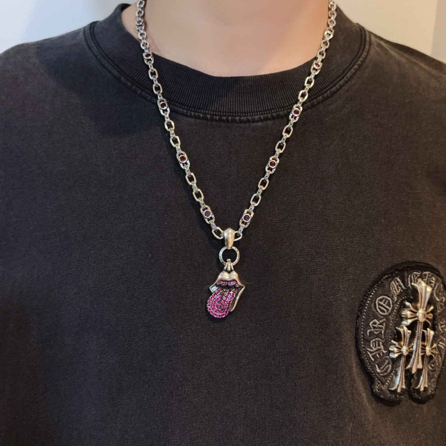 NO:678665,New [counter quality] Chrome Hearts classic retro pink diamond letter necklace, pink diamond big tongue pendant, concave and convex shapes with different pattern design styles, showing a distinctive cross. The Scout flower is the symbol of Chrome Hearts, so it is more durable. Genuine pattern-printed Chrome Hearts distinguishes the ordinary light version in the market. Match the version and benchmark quality. Look at the printing details, the degree of retro ash oxidation. Seiko version!  !  !  Purely handmade ~ Authentic open mold fashion essentials. Can be worn by both men and women. Same style for couples. Official website original. Rock punk Thai silver style. Retro elements. Trendy and versatile!  , jewelry boutique, chrome hearts, chrome hearts, necklace19860909新款【专柜品质】Chrome Hearts克罗心经典复古粉钻字母项链 粉钻大舌头吊坠 凹凸造型不同的花纹设计风格 呈现出与众不同 十字架 童军花是克罗心的志 所以更经久不衰 正品打版Chrome Hearts克罗心 区别市场普通轻版 对版对标品质 看字印细节 复古做旧灰氧程度.精工版本！！！ 纯手工打造 ～正品开模潮流时尚必备 男女均可佩戴 情侣同款 官网原版 摇滚朋克泰银风格 复古元素 潮流百搭！,饰品精品,chrome hearts,chrome hearts,necklace,Jewelry