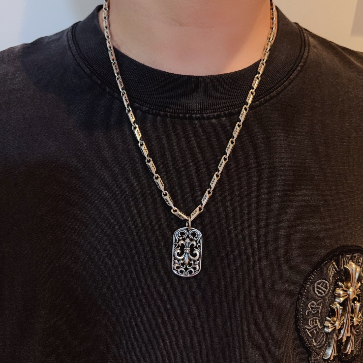 NO:678679,New [Counter Quality] Chrome Hearts Cross Necklace, Square Scout Flower Pendant, Concave and Concave Shapes, Different Pattern Design Styles, Showing a Distinctive Cross and Scout Flower are Chrome Hearts’ Emblem, So They Are More Enduring. Genuine Patterned Chrome Hearts, Differentiating from Ordinary Light Versions in the Market, Matching Standard Quality, Look at Printing Details, Vintage Old Gray Oxygen Level, Seiko Version!  !  !  Purely handmade ~ Authentic open mold fashion essentials. Can be worn by both men and women. Same style for couples. Official website original. Rock punk Thai silver style. Retro elements. Trendy and versatile!  , jewelry boutique, chrome hearts, chrome hearts, necklace19860909新款【专柜品质】Chrome Hearts克罗心十字架项链 方牌童军花吊坠 凹凸造型不同的花纹设计风格 呈现出与众不同 十字架 童军花是克罗心的志 所以更经久不衰 正品打版Chrome Hearts克罗心 区别市场普通轻版 对版对标品质 看字印细节 复古做旧灰氧程度.精工版本！！！ 纯手工打造 ～正品开模潮流时尚必备 男女均可佩戴 情侣同款 官网原版 摇滚朋克泰银风格 复古元素 潮流百搭！,饰品精品,chrome hearts,chrome hearts,necklace,Jewelry