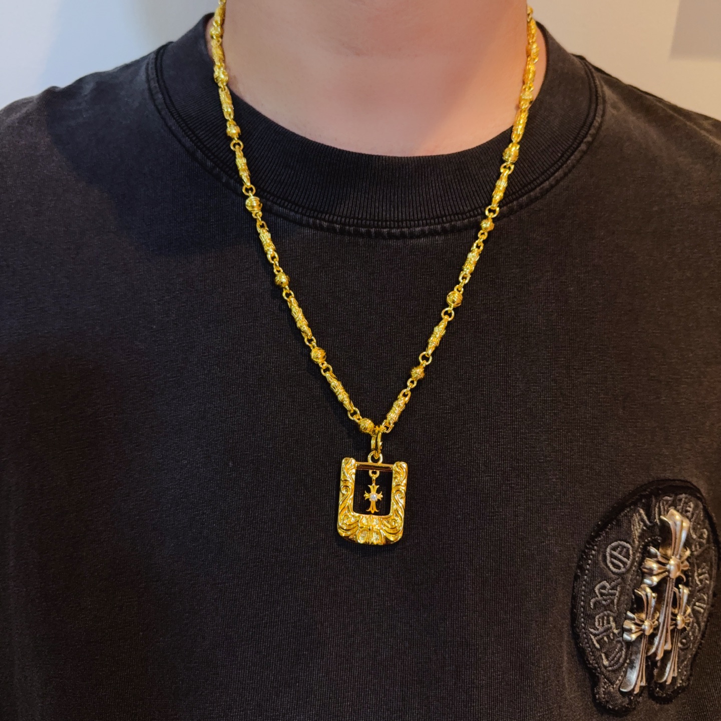 NO:678684,New [counter quality] Chrome Hearts gold cross flower ball necklace, square cross pendant, concave and convex shapes with different pattern design styles, showing a distinctive cross. The Scout flower is the symbol of Chrome Hearts, so it is more durable. Genuine pattern-printed Chrome Hearts distinguishes the ordinary light version in the market. Match the version and standard quality. Look at the printing details. The degree of retro ash oxidation. Seiko version!  !  !  Purely handmade ~ Authentic open mold fashion essentials. Can be worn by both men and women. Same style for couples. Official website original. Rock punk Thai silver style. Retro elements. Trendy and versatile!  , jewelry boutique, chrome hearts, chrome hearts, necklace, gold19860909新款【专柜品质】Chrome Hearts克罗心黄金色十字花球项链 方牌十字架吊坠 凹凸造型不同的花纹设计风格 呈现出与众不同 十字架 童军花是克罗心的志 所以更经久不衰 正品打版Chrome Hearts克罗心 区别市场普通轻版 对版对标品质 看字印细节 复古做旧灰氧程度.精工版本！！！ 纯手工打造 ～正品开模潮流时尚必备 男女均可佩戴 情侣同款 官网原版 摇滚朋克泰银风格 复古元素 潮流百搭！,饰品精品,chrome hearts,chrome hearts,necklace,gold,Jewelry