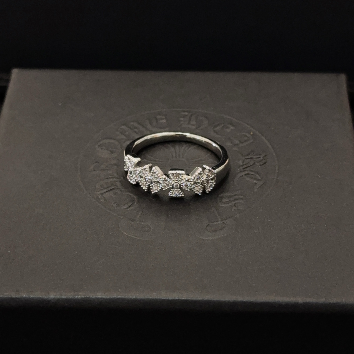 NO:678689,[Counter quality] Chrome Hearts Cross Flower Ring. The concave and convex shapes have different pattern design styles that make it unique. The Cross Scout flower is the symbol of Chrome Hearts, so it is more durable. The genuine patterned Chrome Hearts necklace is different from the ordinary light version in the market. Check the version and standard quality. Look at the printing details. The degree of retro gray oxidation. Seiko version!  , jewelry boutique, chrome hearts, chrome hearts, necklace, ring19860909【专柜品质】Chrome Hearts克罗心十字花戒指 凹凸造型不同的花纹设计风格呈现出与众不同 十字架童军花是克罗心的标志 所以更经久不衰 正品打版Chrome Hearts克罗心项链区别市场普通轻版 对版对标品质 看字印细节 复古做旧灰氧程度.精工版本！,饰品精品,chrome hearts,chrome hearts,necklace,ring,Jewelry