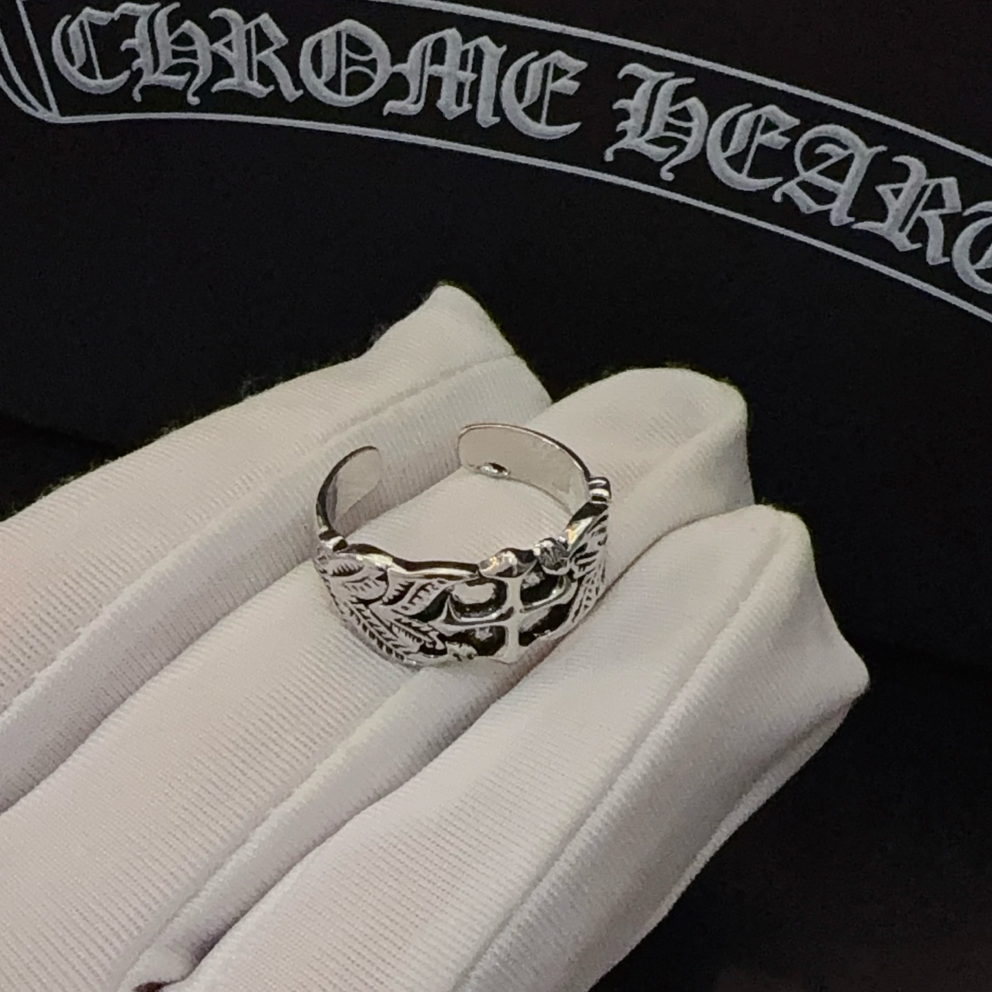 NO:678694,[Counter quality] Chrome Hearts classic retro cross open ring. Different concave and convex shapes and different pattern design styles show a distinctive look. The cross scout flower is the symbol of Chrome Hearts, so it is more durable. The genuine pattern-printed Chrome Hearts Chrome Hearts necklace is different from the ordinary light version in the market. Check the version and standard quality. Look at the printing details. The degree of retro gray oxidation. Seiko version!  , jewelry boutique, chrome hearts, chrome hearts, necklace, ring19860909【专柜品质】Chrome Hearts克罗心经典复古十字架开口戒指 凹凸造型不同的花纹设计风格呈现出与众不同 十字架童军花是克罗心的标志 所以更经久不衰 正品打版Chrome Hearts克罗心项链区别市场普通轻版 对版对标品质 看字印细节 复古做旧灰氧程度.精工版本！,饰品精品,chrome hearts,chrome hearts,necklace,ring,Jewelry