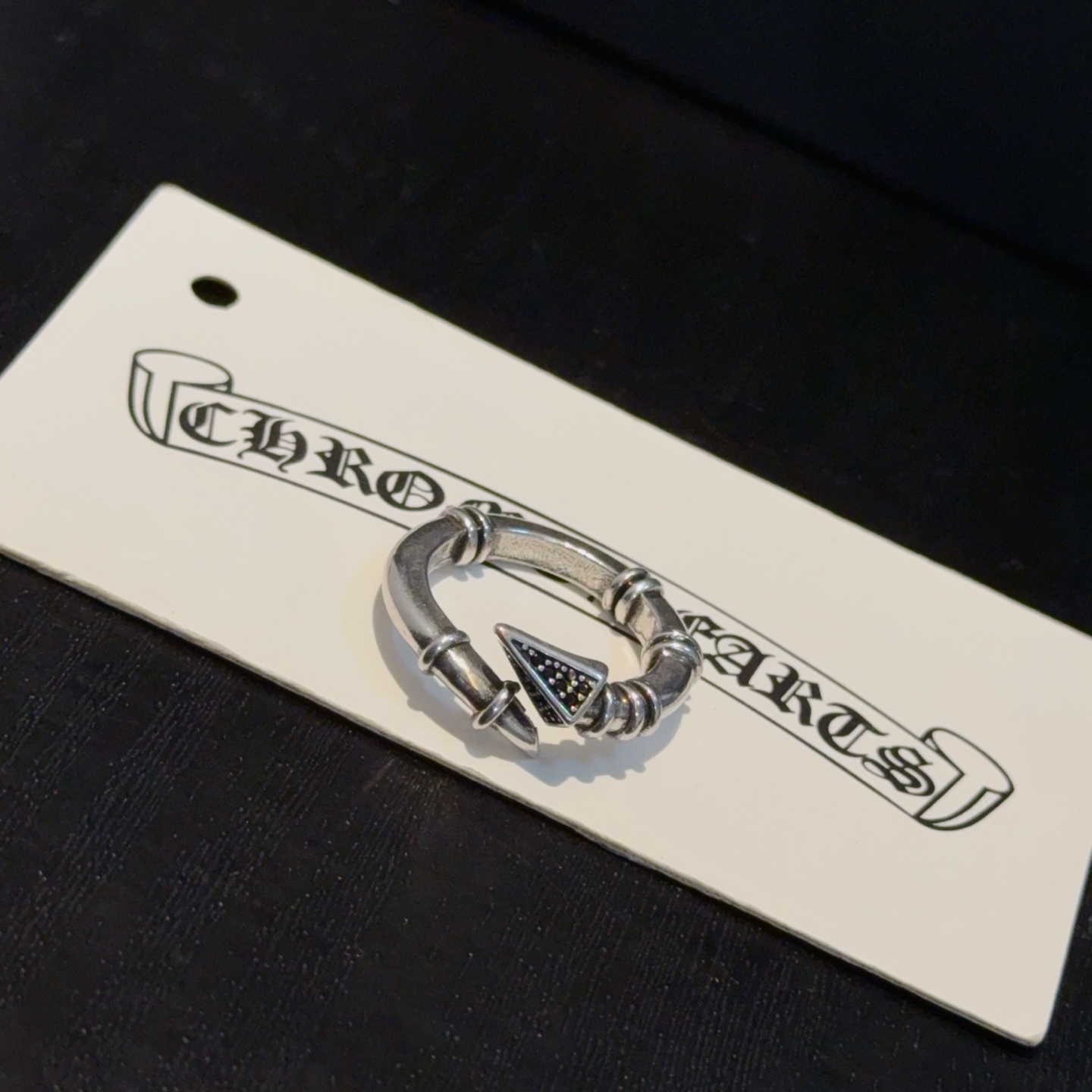 NO:678698,[Counter quality] Chrome Hearts classic retro open ring. Different concave and convex shapes and different pattern design styles show a difference. The cross scout flower is the symbol of Chrome Hearts, so it is more durable. The genuine patterned Chrome Hearts Chrome Hearts necklace is different from the ordinary light version in the market. Match the version and benchmark quality. Look at the printing details. The degree of retro gray oxidation. Seiko version!  , jewelry boutique, chrome hearts, chrome hearts, necklace, ring19860909【专柜品质】Chrome Hearts克罗心经典复古开口戒指 凹凸造型不同的花纹设计风格呈现出与众不同 十字架童军花是克罗心的标志 所以更经久不衰 正品打版Chrome Hearts克罗心项链区别市场普通轻版 对版对标品质 看字印细节 复古做旧灰氧程度.精工版本！,饰品精品,chrome hearts,chrome hearts,necklace,ring,Jewelry