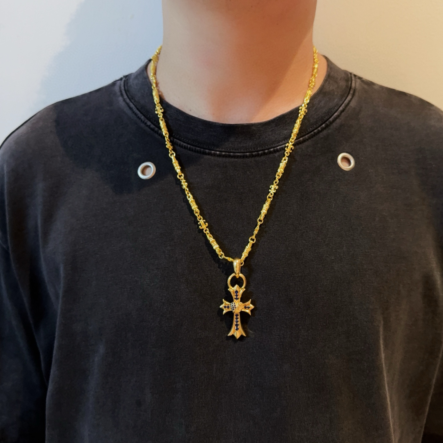 NO:705027,New [counter quality] Chrome Hearts gold letter necklace, blue diamond vine love cross pendant, concave and convex shapes with different pattern design styles, showing a distinctive cross. The Scout flower is the symbol of Chrome Hearts, so it is more durable. Genuine patterned Chrome Hearts distinguishes the ordinary light version in the market. Match the version and benchmark quality. Look at the printing details, the degree of retro gray oxidation. Seiko version!  !  !  Purely handmade ~ Authentic open mold fashion essentials. Can be worn by both men and women. Same style for couples. Official website original. Rock punk Thai silver style. Retro elements. Trendy and versatile!  , jewelry boutique, chrome hearts, chrome hearts, necklace, gold19860909新款【专柜品质】Chrome Hearts克罗心黄金色字母项链 蓝钻藤蔓爱心十字架吊坠 凹凸造型不同的花纹设计风格 呈现出与众不同 十字架 童军花是克罗心的志 所以更经久不衰 正品打版Chrome Hearts克罗心 区别市场普通轻版 对版对标品质 看字印细节 复古做旧灰氧程度.精工版本！！！ 纯手工打造 ～正品开模潮流时尚必备 男女均可佩戴 情侣同款 官网原版 摇滚朋克泰银风格 复古元素 潮流百搭！,饰品精品,chrome hearts,chrome hearts,necklace,gold,Jewelry