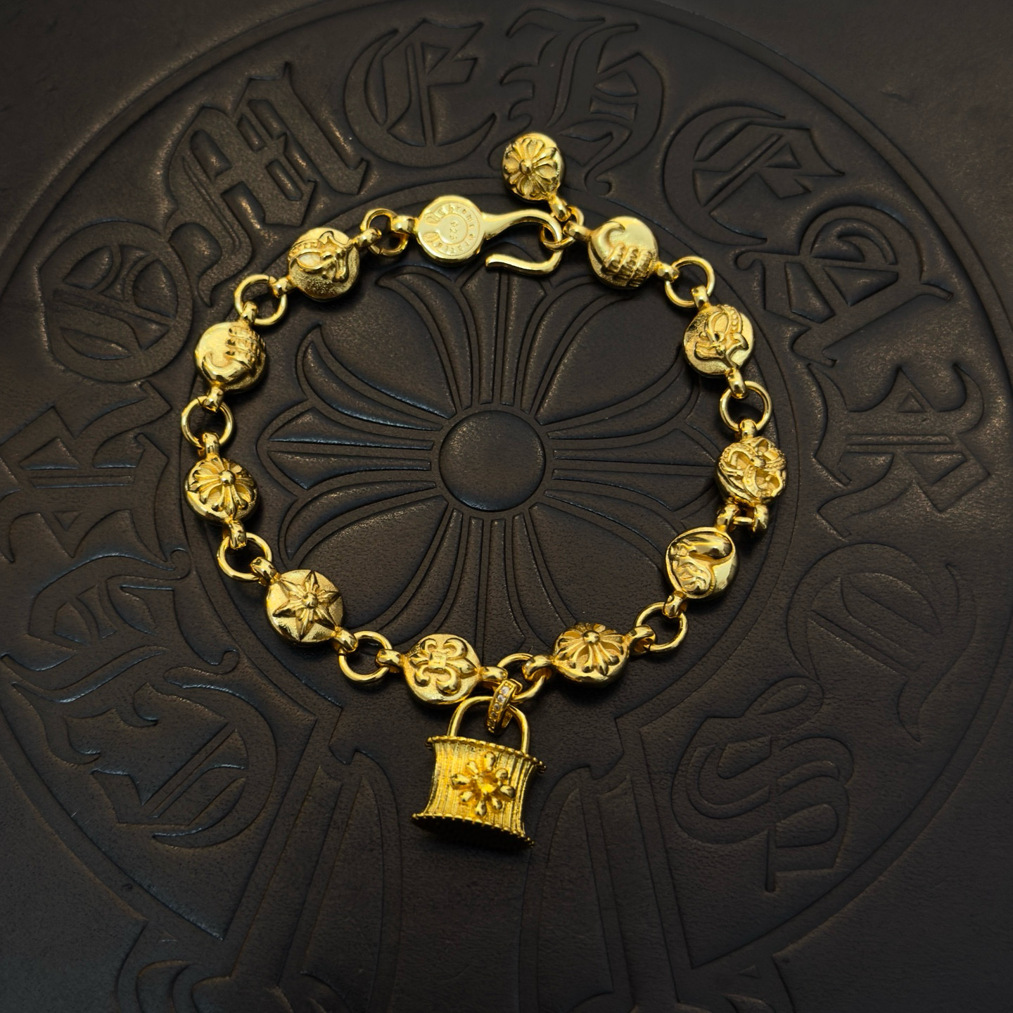 NO:705002,New [counter quality] Chrome Hearts retro gold color multi-element bracelet. The concave and convex shapes have different pattern design styles, showing a distinctive cross. The Scout flower is the symbol of Chrome Hearts, so it is more durable. Genuine pattern-printed Chrome Hearts distinguishes the ordinary light version in the market. Match the version and benchmark quality. Look at the printing details. The degree of retro gray oxidation. Seiko version!  !  !  Purely handmade ~ Authentic open mold fashion essentials. Can be worn by both men and women. Same style for couples. Official website original. Rock punk Thai silver style. Retro elements. Trendy and versatile!  , jewelry boutique, chrome hearts, chrome hearts, bracelet, gold19860909新款【专柜品质】Chrome Hearts克罗心复古黄金色多元素手链 凹凸造型不同的花纹设计风格 呈现出与众不同 十字架 童军花是克罗心的志 所以更经久不衰 正品打版Chrome Hearts克罗心 区别市场普通轻版 对版对标品质 看字印细节 复古做旧灰氧程度.精工版本！！！ 纯手工打造 ～正品开模潮流时尚必备 男女均可佩戴 情侣同款 官网原版 摇滚朋克泰银风格 复古元素 潮流百搭！,饰品精品,chrome hearts,chrome hearts,bracelet,gold,Jewelry
