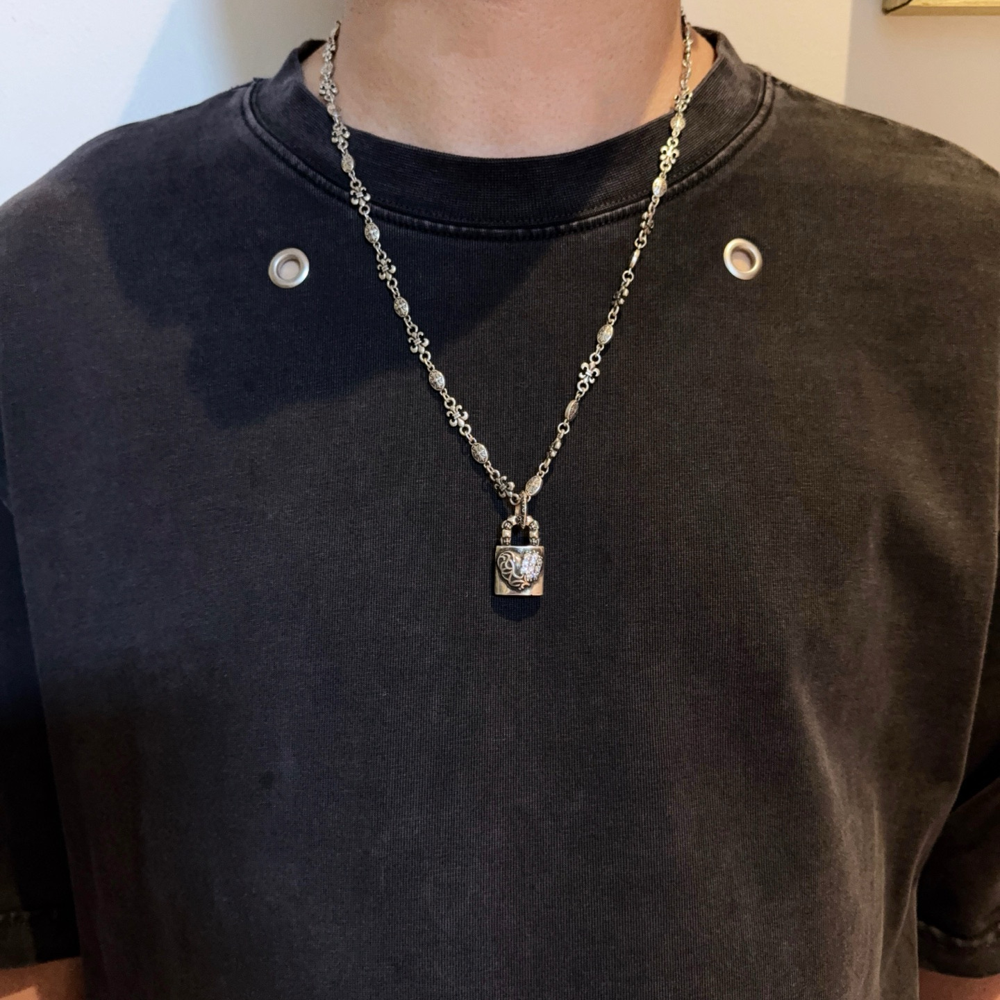 NO:705013,New [Counter Quality] Chrome Hearts Cross Flower Ball Necklace, Love Lock Pendant, Different concave and convex shapes, different pattern design styles are different. The cross scout flower is the symbol of Chrome Hearts, so it is more durable. The genuine patterned Chrome Hearts necklace is different from the ordinary light version in the market. Check the version and benchmark quality. Look at the printing details, the degree of retro gray oxidation. Seiko version!  , jewelry boutique, chrome hearts, chrome hearts, necklace19860909新款【专柜品质】Chrome Hearts克罗心十字花球项链 爱心锁吊坠 凹凸造型不同的花纹设计风格呈现出与众不同 十字架童军花是克罗心的标志 所以更经久不衰 正品打版Chrome Hearts克罗心项链区别市场普通轻版 对版对标品质 看字印细节 复古做旧灰氧程度.精工版本！,饰品精品,chrome hearts,chrome hearts,necklace,Jewelry