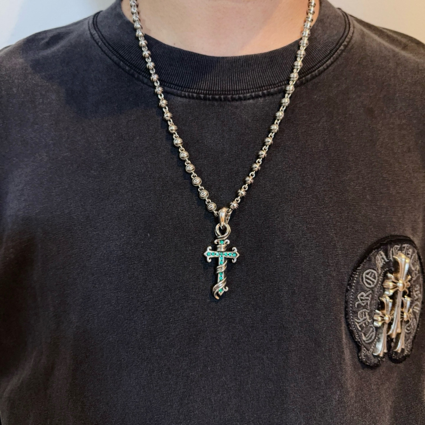 NO:705020,New [counter quality] Chrome Hearts retro cross flower ball necklace, green diamond cross pendant, concave and convex shapes with different pattern design styles, showing a distinctive cross. The Scout flower is the symbol of Chrome Hearts, so it is more durable. Genuine pattern-printed Chrome Hearts distinguishes the ordinary light version in the market. Match the version and standard quality. Look at the printing details. The degree of retro ash oxidation. Seiko version!  !  !  Purely handmade ~ Authentic open mold fashion essentials. Can be worn by both men and women. Same style for couples. Official website original. Rock punk Thai silver style. Retro elements. Trendy and versatile!  , jewelry boutique, chrome hearts, chrome hearts, necklace19860909新款【专柜品质】Chrome Hearts克罗心复古十字花球项链 绿钻十字架吊坠 凹凸造型不同的花纹设计风格 呈现出与众不同 十字架 童军花是克罗心的志 所以更经久不衰 正品打版Chrome Hearts克罗心 区别市场普通轻版 对版对标品质 看字印细节 复古做旧灰氧程度.精工版本！！！ 纯手工打造 ～正品开模潮流时尚必备 男女均可佩戴 情侣同款 官网原版 摇滚朋克泰银风格 复古元素 潮流百搭！,饰品精品,chrome hearts,chrome hearts,necklace,Jewelry