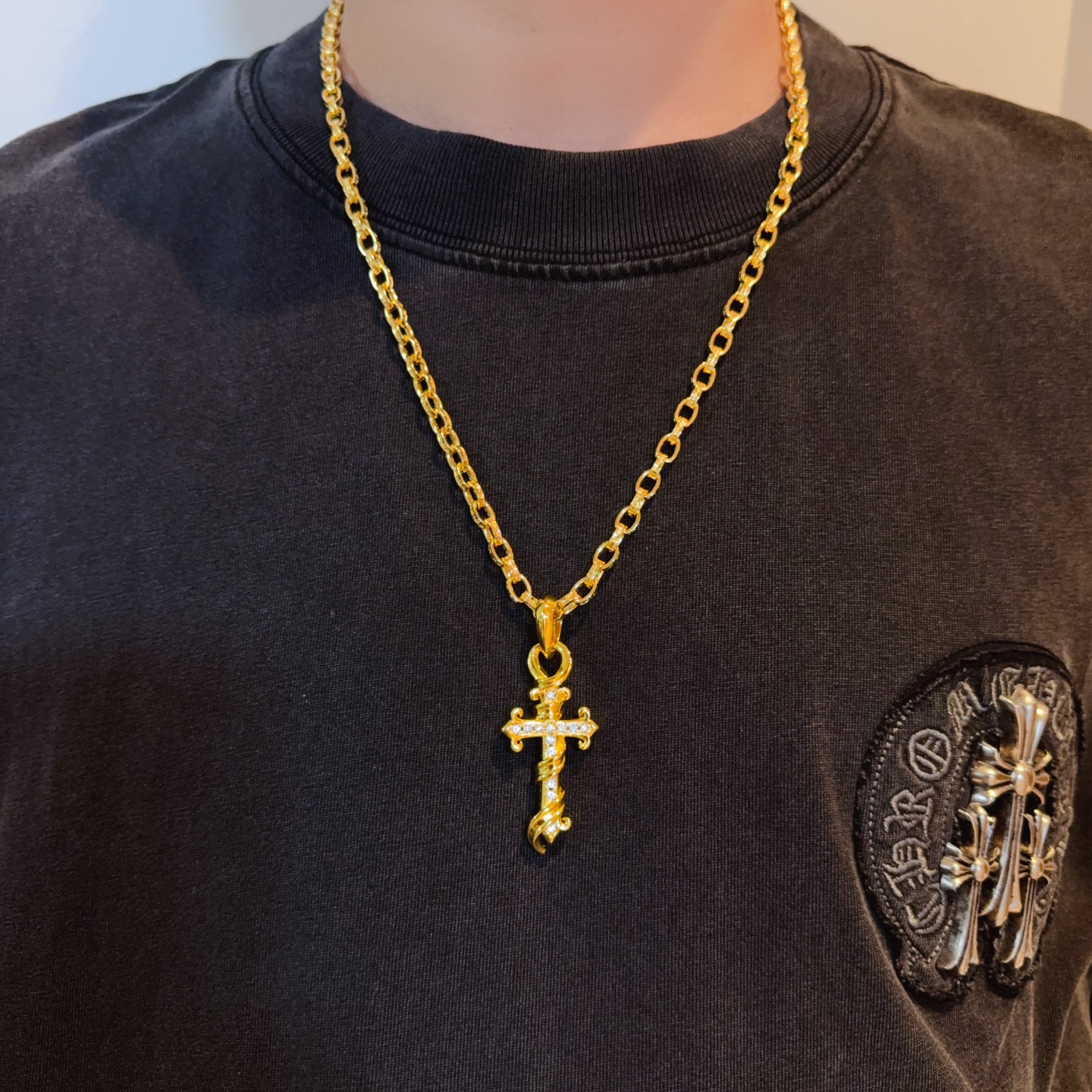 NO:705028,New [counter quality] Chrome Hearts letter necklace, full diamond cross pendant, different pattern design styles with concave and convex shapes, showing a distinctive cross and Scout flower is Chrome Hearts' symbol, so it is more durable. Genuine patterned Chrome Hearts distinguishes the ordinary light version in the market. Match the version and standard quality. Look at the printing details. The degree of retro gray oxidation. Seiko version!  !  !  Purely handmade ~ Authentic open mold fashion essentials. Can be worn by both men and women. Same style for couples. Official website original. Rock punk Thai silver style. Retro elements. Trendy and versatile!  , jewelry boutique, chrome hearts, chrome hearts, necklace19860909新款【专柜品质】Chrome Hearts克罗心字母项链 满钻十字架吊坠 凹凸造型不同的花纹设计风格 呈现出与众不同 十字架 童军花是克罗心的志 所以更经久不衰 正品打版Chrome Hearts克罗心 区别市场普通轻版 对版对标品质 看字印细节 复古做旧灰氧程度.精工版本！！！ 纯手工打造 ～正品开模潮流时尚必备 男女均可佩戴 情侣同款 官网原版 摇滚朋克泰银风格 复古元素 潮流百搭！,饰品精品,chrome hearts,chrome hearts,necklace,Jewelry