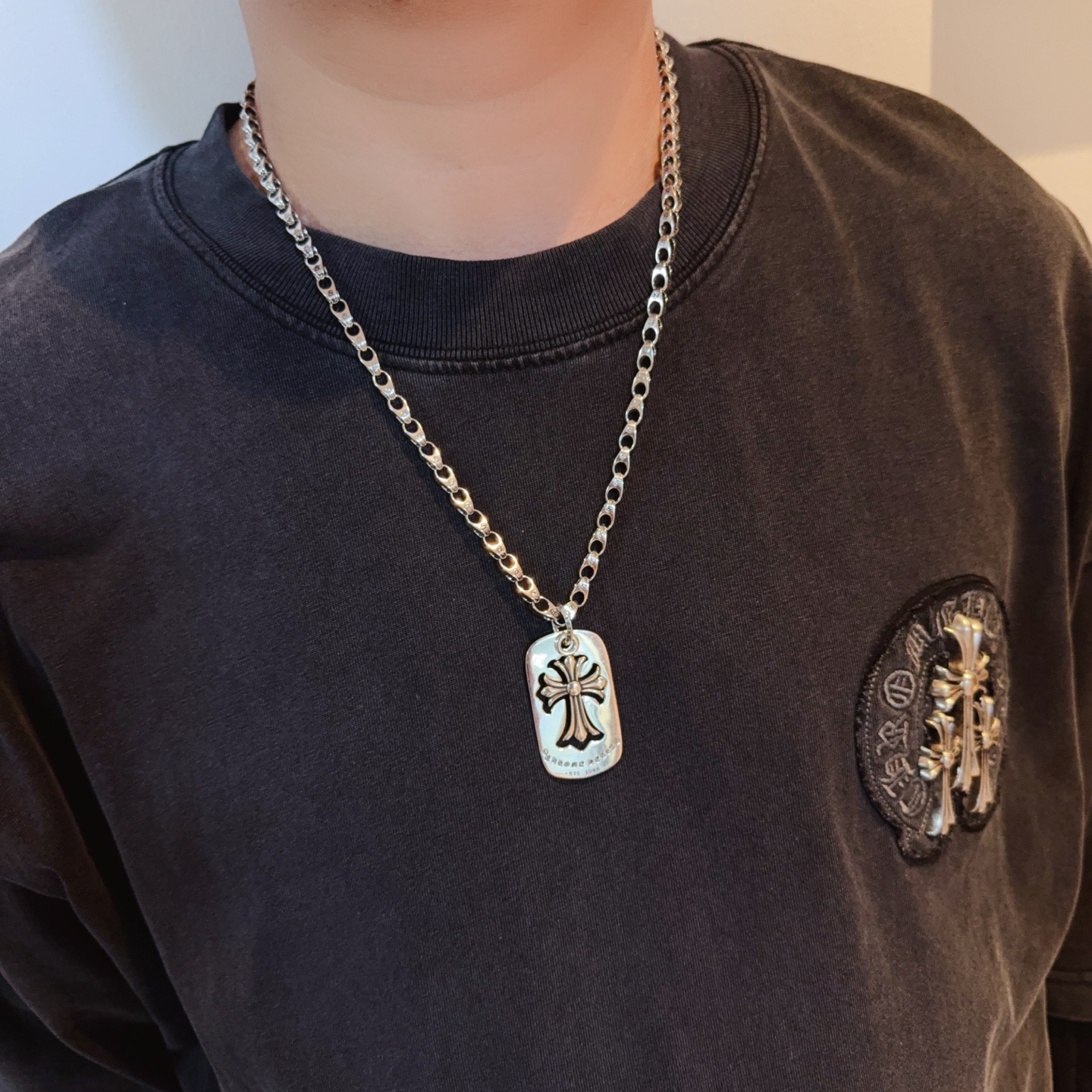 NO:705003,New [counter quality] Chrome Hearts retro cross necklace, square cross pendant, concave and convex shapes with different pattern design styles, showing a distinctive cross. The Scout flower is the symbol of Chrome Hearts, so it is more durable. Authentic Chrome Hearts Chrome Hearts is different from the ordinary light version in the market. Check the quality of the version. Look at the printing details. The degree of retro gray oxidation. Seiko version!  !  !  Purely handmade ~ Authentic open mold fashion essentials. Can be worn by both men and women. Same style for couples. Official website original. Rock punk Thai silver style. Retro elements. Trendy and versatile!  , jewelry boutique, chrome hearts, chrome hearts, necklace19860909新款【专柜品质】Chrome Hearts克罗心复古十字架项链 方十字架吊坠 凹凸造型不同的花纹设计风格 呈现出与众不同 十字架 童军花是克罗心的志 所以更经久不衰 正品打版Chrome Hearts克罗心 区别市场普通轻版 对版对标品质 看字印细节 复古做旧灰氧程度.精工版本！！！ 纯手工打造 ～正品开模潮流时尚必备 男女均可佩戴 情侣同款 官网原版 摇滚朋克泰银风格 复古元素 潮流百搭！,饰品精品,chrome hearts,chrome hearts,necklace,Jewelry