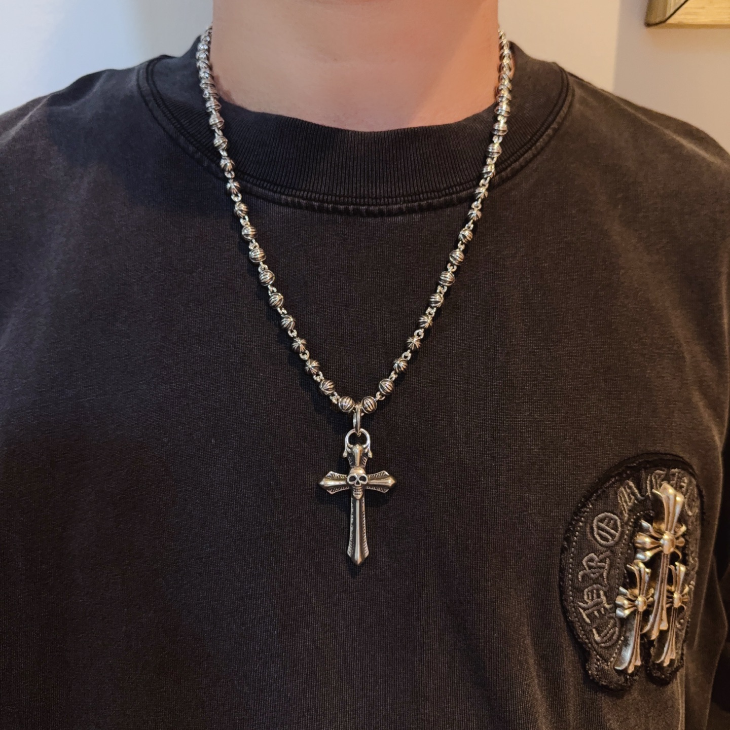 NO:705006,New [counter quality] Chrome Hearts retro cross flower ball necklace, skull cross pendant, concave and convex shapes with different pattern design styles, showing a distinctive cross. The Scout flower is the symbol of Chrome Hearts, so it is more durable. Genuine pattern-printed Chrome Hearts distinguishes the ordinary light version in the market. Match the version and standard quality. Look at the printing details, the degree of retro ash oxidation. Seiko version!  !  !  Purely handmade ~ Authentic open mold fashion essentials. Can be worn by both men and women. Same style for couples. Official website original. Rock punk Thai silver style. Retro elements. Trendy and versatile!  , jewelry boutique, chrome hearts, chrome hearts, necklace19860909新款【专柜品质】Chrome Hearts克罗心复古十字花球项链 骷髅头十字架吊坠 凹凸造型不同的花纹设计风格 呈现出与众不同 十字架 童军花是克罗心的志 所以更经久不衰 正品打版Chrome Hearts克罗心 区别市场普通轻版 对版对标品质 看字印细节 复古做旧灰氧程度.精工版本！！！ 纯手工打造 ～正品开模潮流时尚必备 男女均可佩戴 情侣同款 官网原版 摇滚朋克泰银风格 复古元素 潮流百搭！,饰品精品,chrome hearts,chrome hearts,necklace,Jewelry