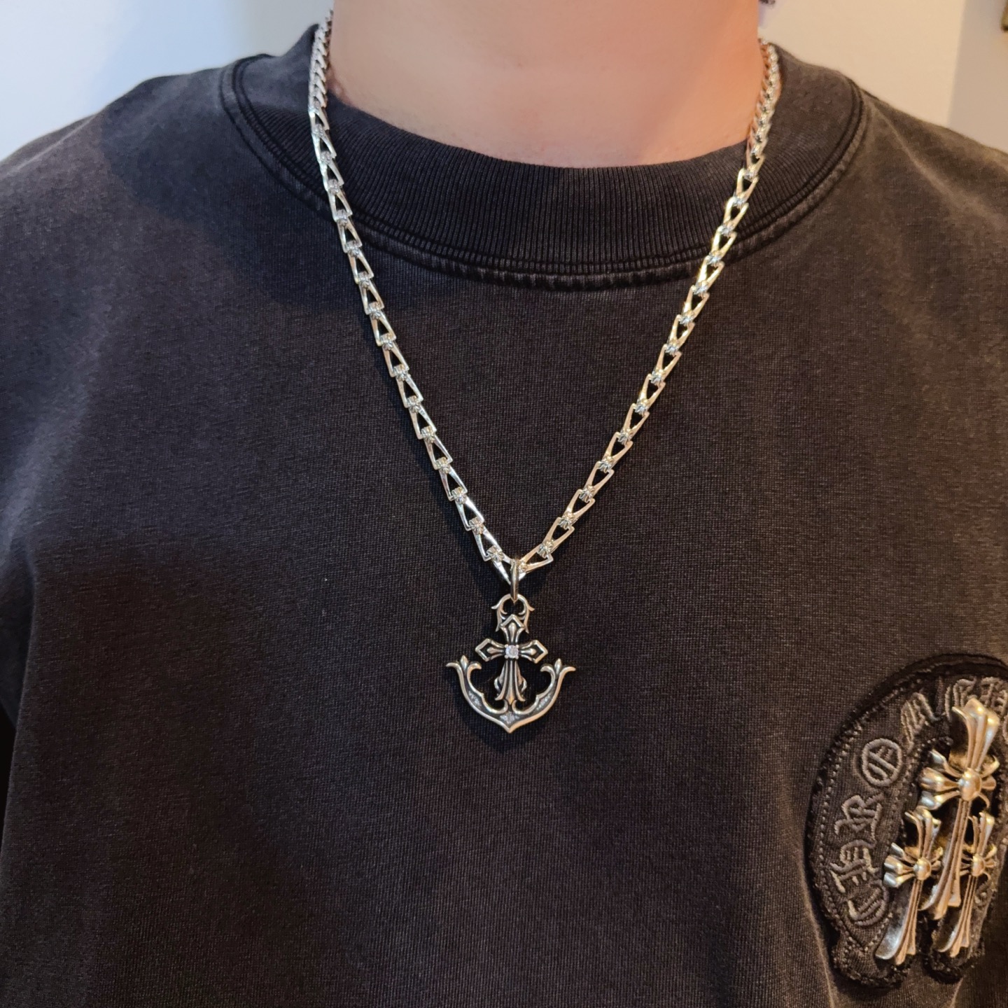 NO:705009,New [counter quality] Chrome Hearts retro cross necklace, cross pendant, concave and convex shapes, different pattern design styles, showing a distinctive cross, Scout flower is the symbol of Chrome Hearts, so it is more durable. Authentic Chrome Hearts Chrome Hearts is different from the ordinary light version in the market. Check the quality of the version. Look at the printing details, the degree of retro gray oxidation. Seiko version!  !  !  Purely handmade ~ Authentic open mold fashion essentials. Can be worn by both men and women. Same style for couples. Official website original. Rock punk Thai silver style. Retro elements. Trendy and versatile!  , jewelry boutique, chrome hearts, chrome hearts, necklace19860909新款【专柜品质】Chrome Hearts克罗心复古十字架项链 十字架吊坠 凹凸造型不同的花纹设计风格 呈现出与众不同 十字架 童军花是克罗心的志 所以更经久不衰 正品打版Chrome Hearts克罗心 区别市场普通轻版 对版对标品质 看字印细节 复古做旧灰氧程度.精工版本！！！ 纯手工打造 ～正品开模潮流时尚必备 男女均可佩戴 情侣同款 官网原版 摇滚朋克泰银风格 复古元素 潮流百搭！,饰品精品,chrome hearts,chrome hearts,necklace,Jewelry