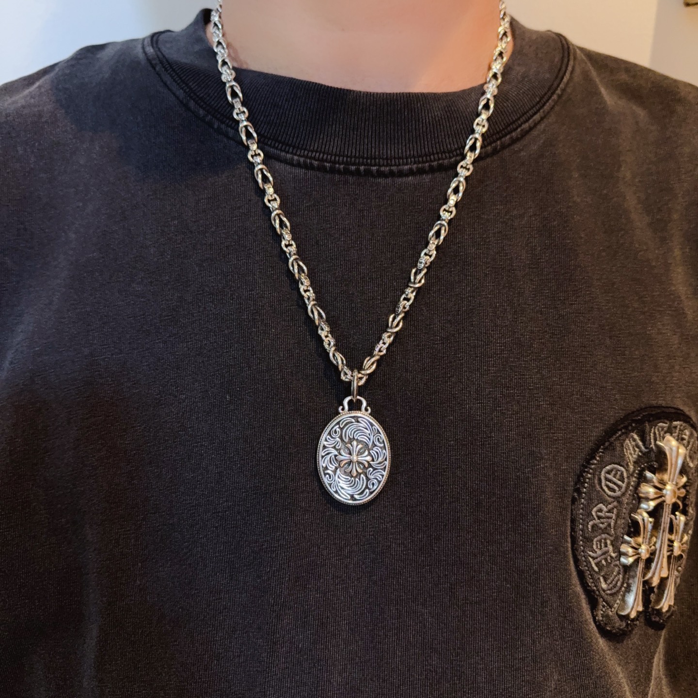 NO:705014,New [counter quality] Chrome Hearts retro cross necklace, cross pendant, concave and convex shapes, different pattern design styles, showing a distinctive cross, Scout flower is the symbol of Chrome Hearts, so it is more durable. Authentic Chrome Hearts Chrome Hearts is different from the ordinary light version in the market. Check the quality of the version. Look at the printing details, the degree of retro gray oxidation. Seiko version!  !  !  Purely handmade ~ Authentic open mold fashion essentials. Can be worn by both men and women. Same style for couples. Official website original. Rock punk Thai silver style. Retro elements. Trendy and versatile!  , jewelry boutique, chrome hearts, chrome hearts, necklace19860909新款【专柜品质】Chrome Hearts克罗心复古十字架项链 十字架吊坠 凹凸造型不同的花纹设计风格 呈现出与众不同 十字架 童军花是克罗心的志 所以更经久不衰 正品打版Chrome Hearts克罗心 区别市场普通轻版 对版对标品质 看字印细节 复古做旧灰氧程度.精工版本！！！ 纯手工打造 ～正品开模潮流时尚必备 男女均可佩戴 情侣同款 官网原版 摇滚朋克泰银风格 复古元素 潮流百搭！,饰品精品,chrome hearts,chrome hearts,necklace,Jewelry